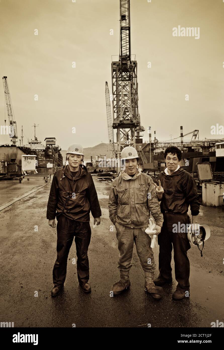 Japanische Arbeiter mit Helm in einer Werft, Shodoshima (Insel Shōdo), Seto Binnenmeer, Japan 2012 Stockfoto