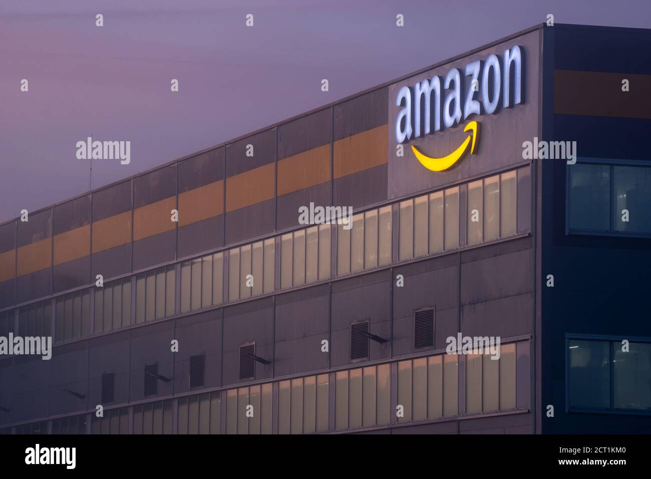Amazon Versandzentrum im Morgennebel Stockfoto