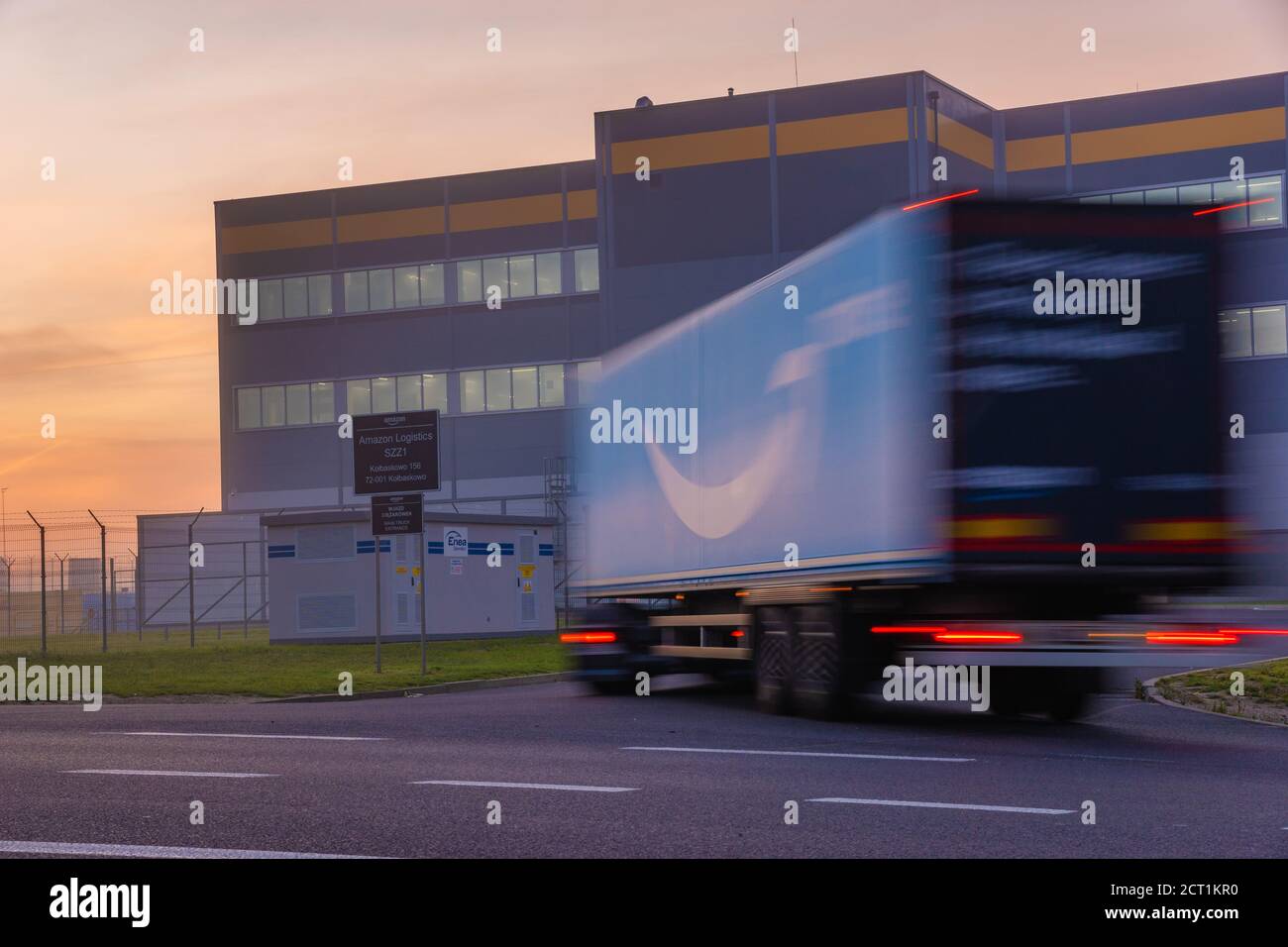 LKW-Anhänger mit Logo Amazon Prime in die Amazon-Logistik Zentrieren  Stockfotografie - Alamy