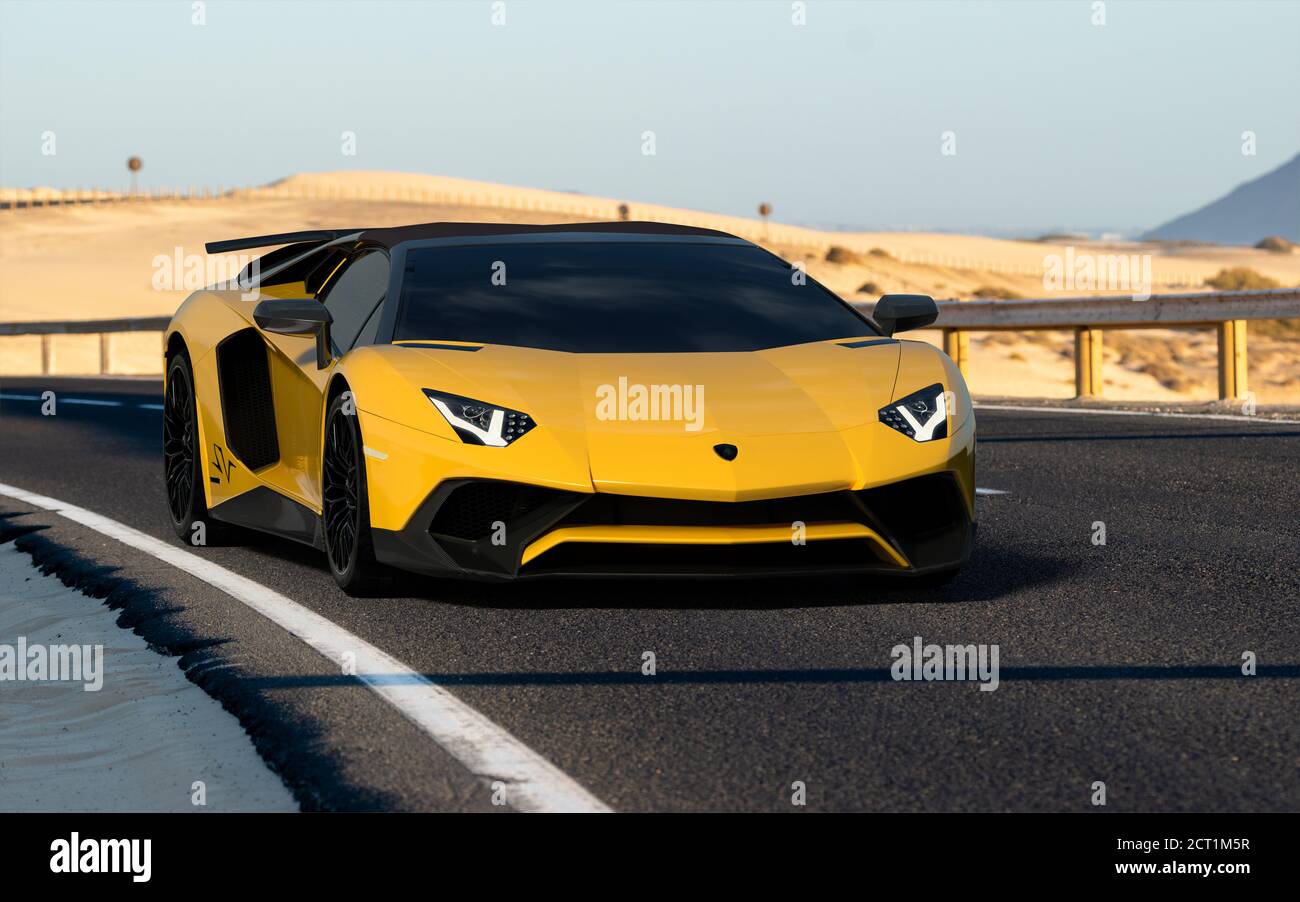Lamborghini Aventador auf einer Schnellstraße über die Dünen Stockfoto