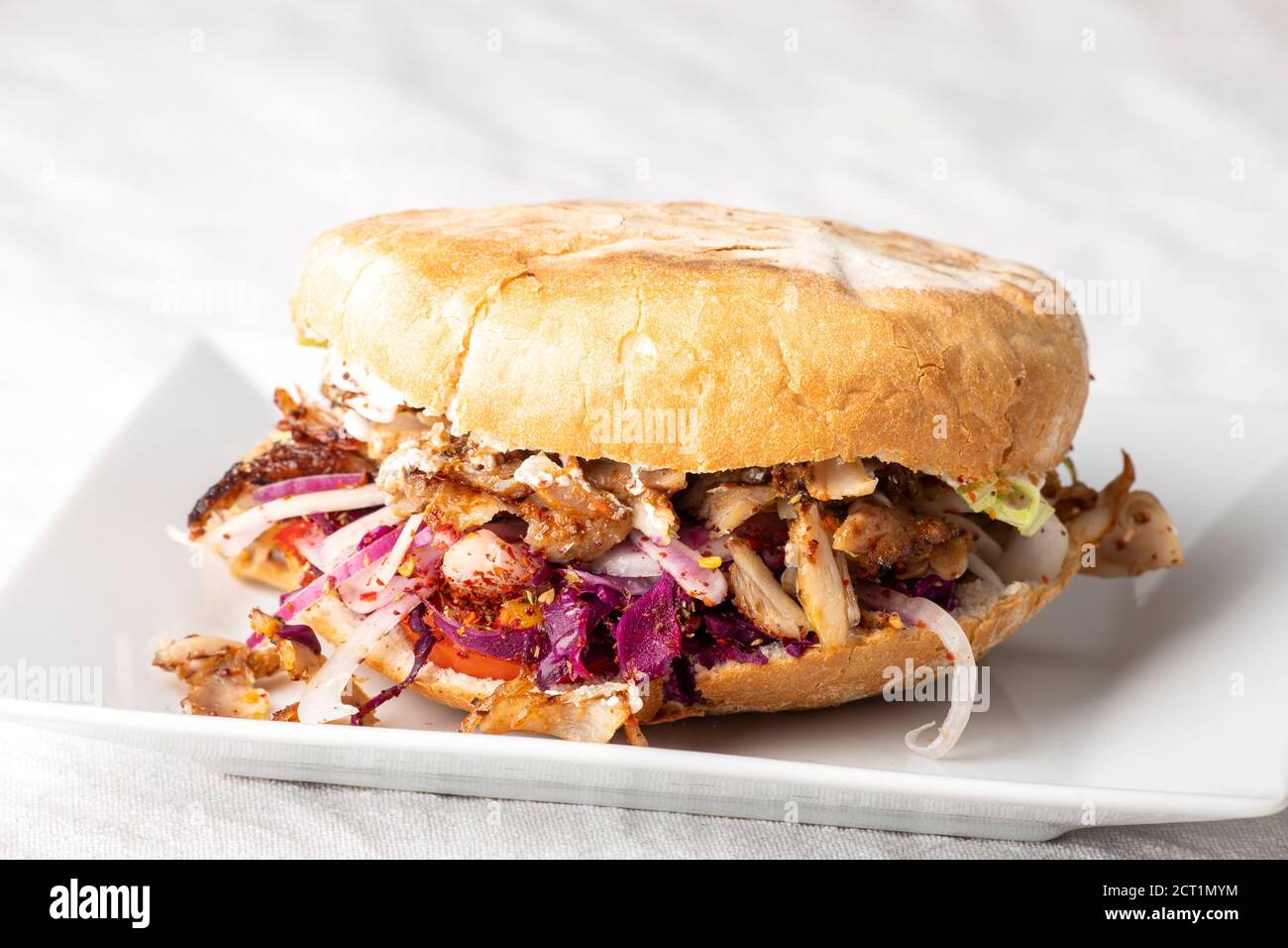 Nahaufnahme einer Döner Kebap in Pita-Brot Stockfoto