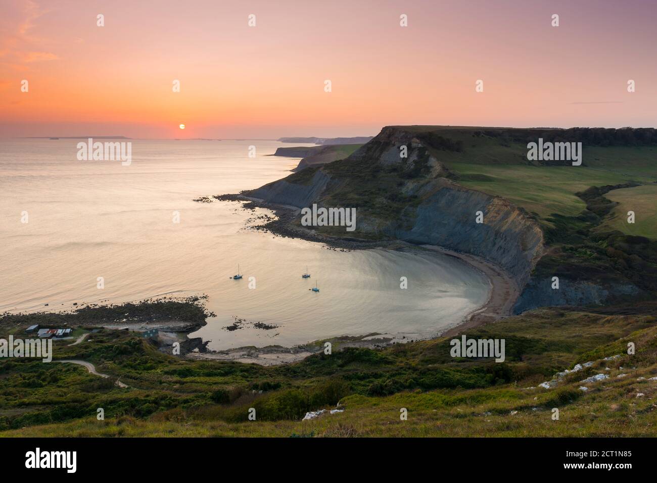 Worth Matravers, Dorset, Großbritannien. September 2020. Wetter in Großbritannien. Der Himmel leuchtet orange bei Sonnenuntergang über Chapmans Pool und den Klippen von Houns Tout an der Jurassic Coast in der Nähe von Worth Matravers in Dorset während der letzten Tage der Herbsthitze, bevor das Wetter abkühlt. Bild: Graham Hunt/Alamy Live News Stockfoto