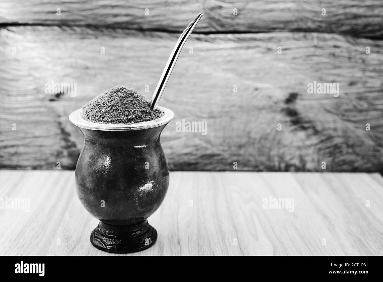 Ein typisches brasilianisches Getränk, o chimarrão, oder Mate, ist ein Charakter, Schwarz-Weiß-Fotografie, Getränk in Schwarz-Weiß. Südamerikanische Tradition. Stockfoto