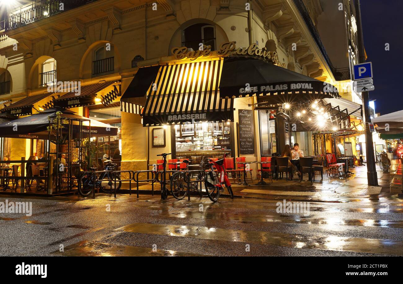 Das Café Palais Royal ist eines der historischen Bistros im Herzen von Paris, Frankreich. Stockfoto