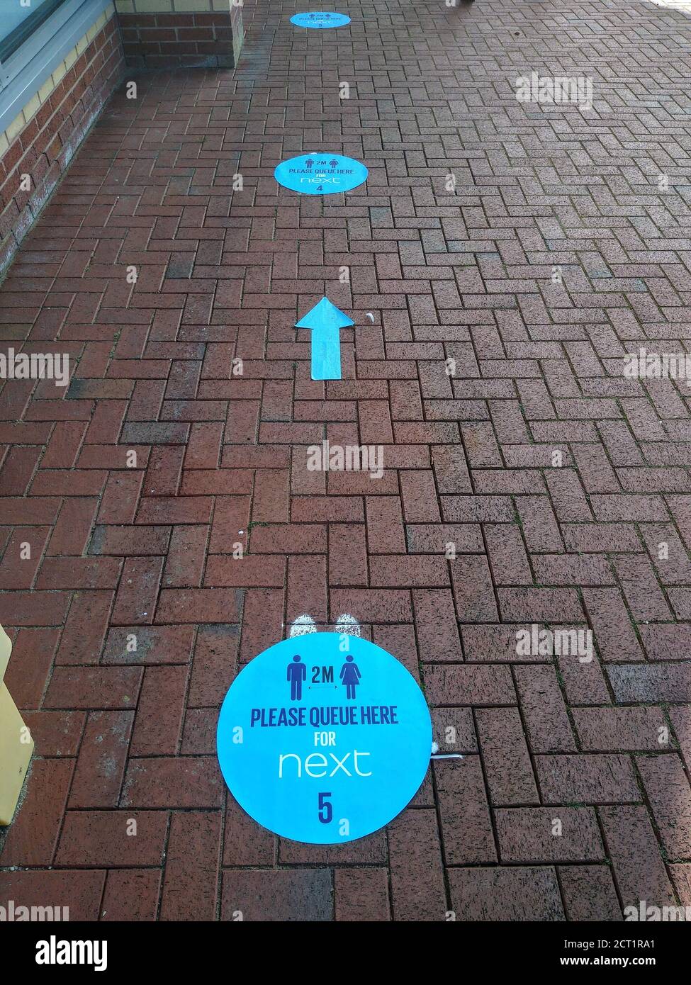 Soziale Distanzierungsschilder vor dem nächsten Kaufhaus in St Helens, Großbritannien, bezüglich der Covid19-Beschränkungen. Stockfoto
