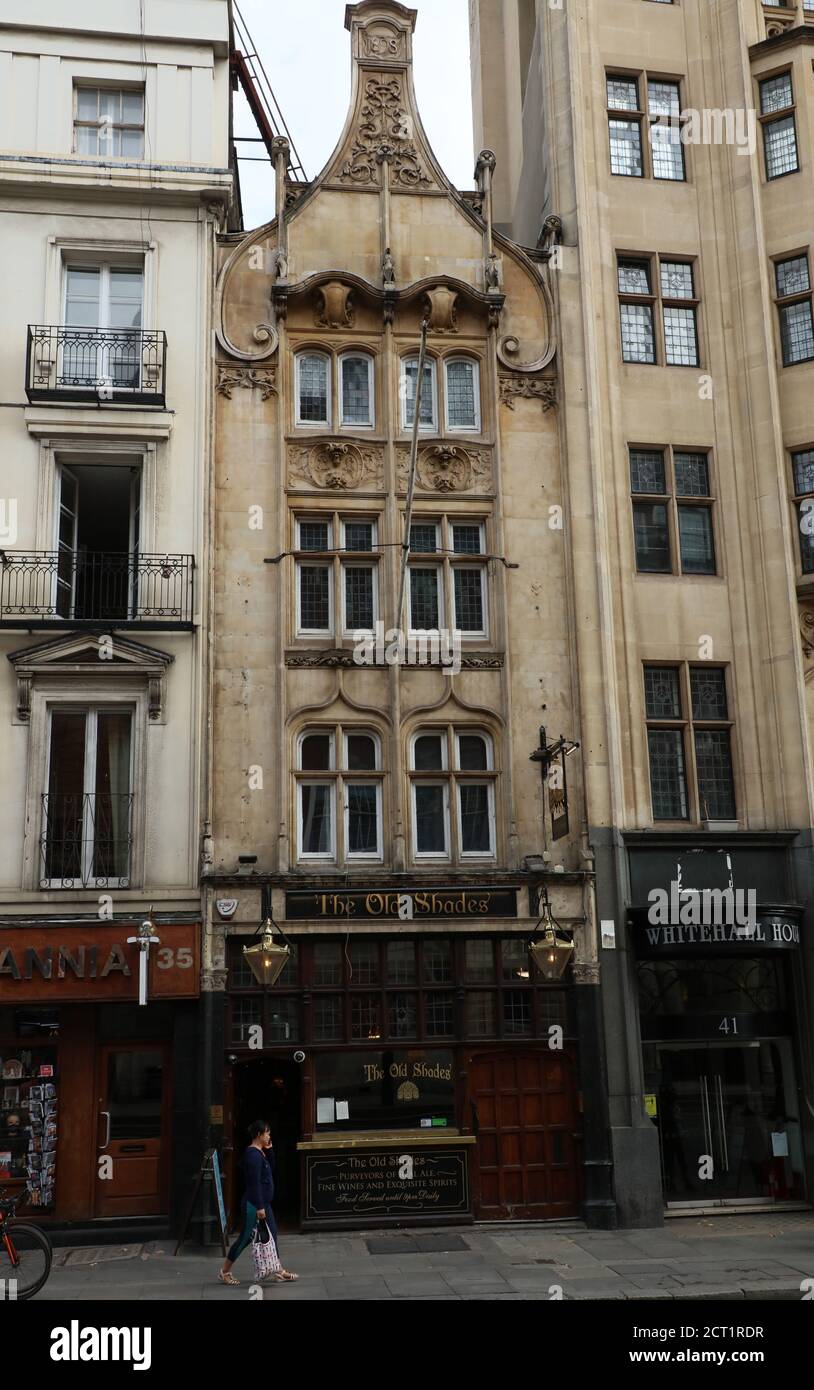 Außenansicht der Old Shades Taverne auf Whitehall, Westminster, London während der Coronavirus ( covid-19 ) Pandemie gesehen. Stockfoto