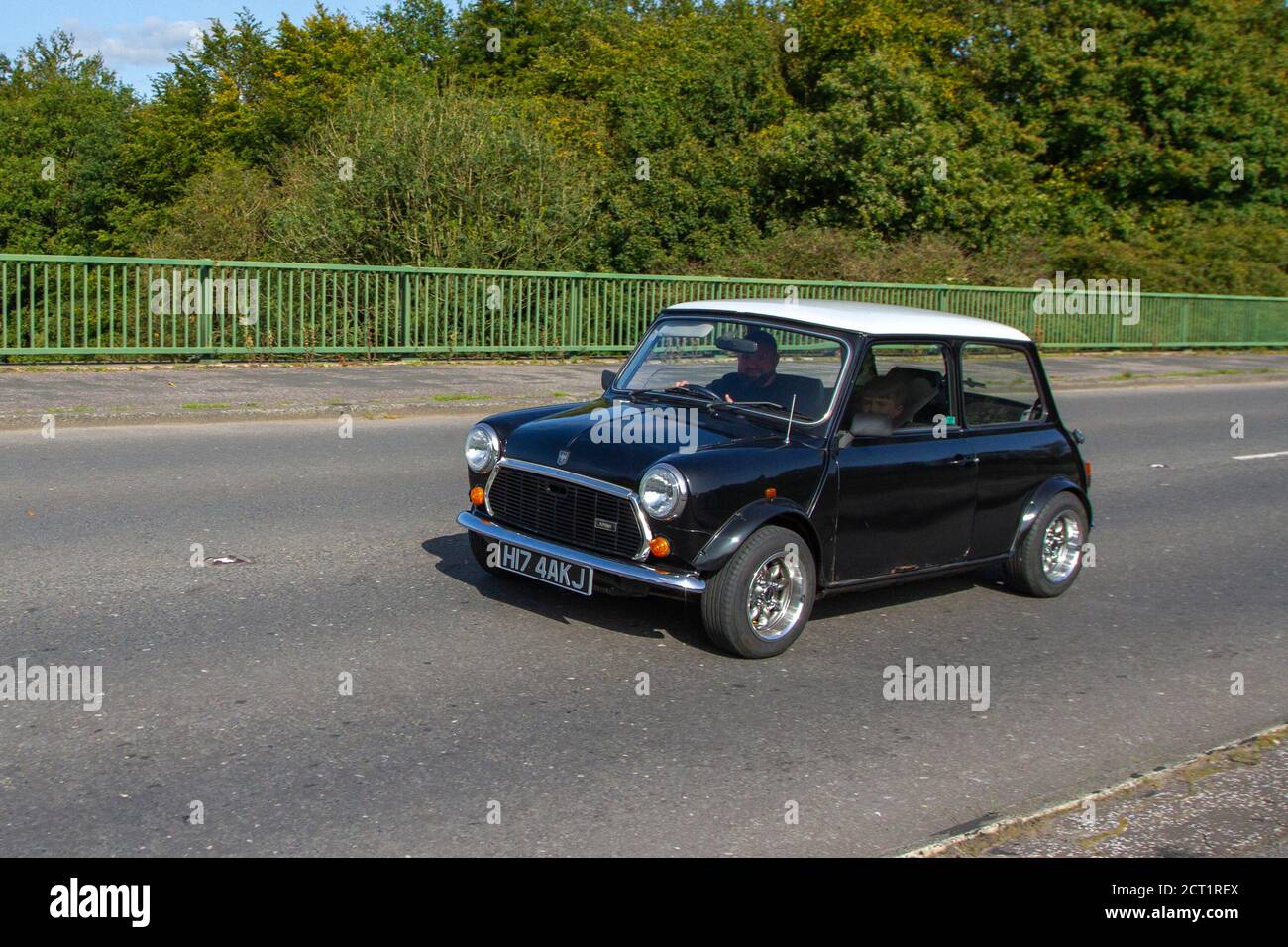 1990 90s Black Rover Mini Racing Flame Checkmate; Fahrzeuge mit bewegtem Verkehr, Autos, die Fahrzeuge auf britischen Straßen fahren, Motoren, Autofahren in Chorley UK Stockfoto