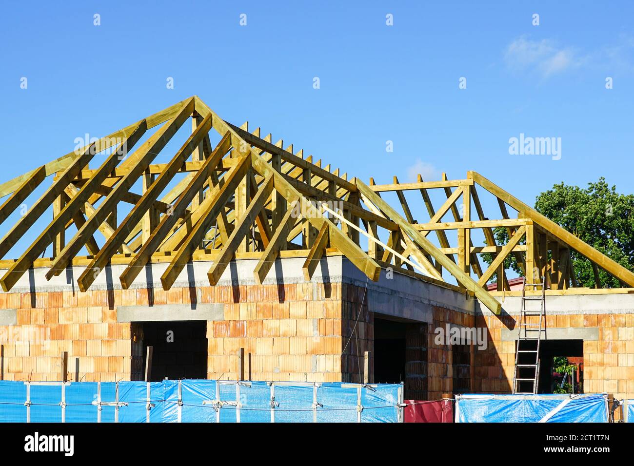 Bau eines neuen Wohnhauses Dach Holzstruktur Stockfoto