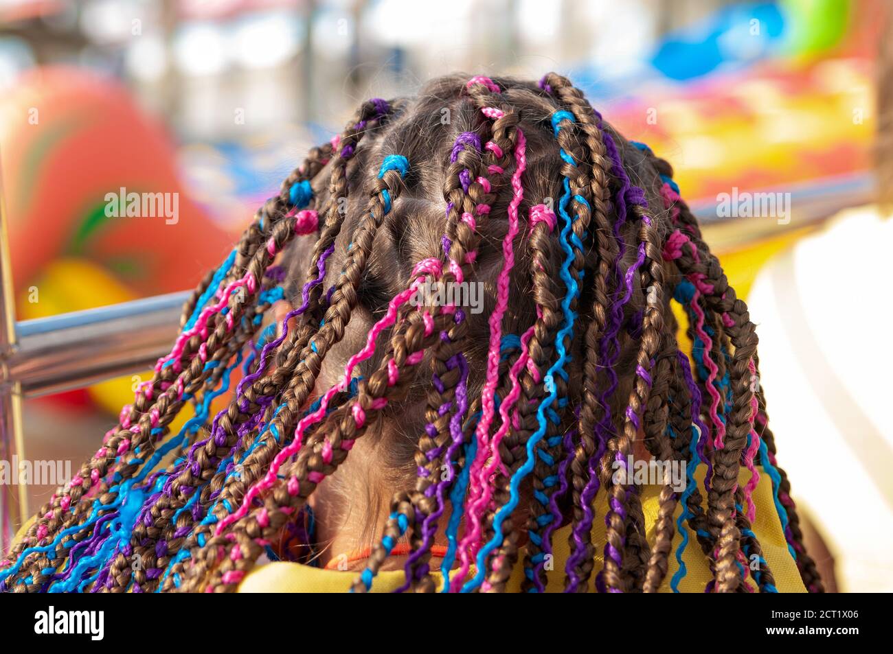 Jugendlich Mädchen Haar mit kleinen Afro Pigtails mit hellen bunten Bändern Stockfoto