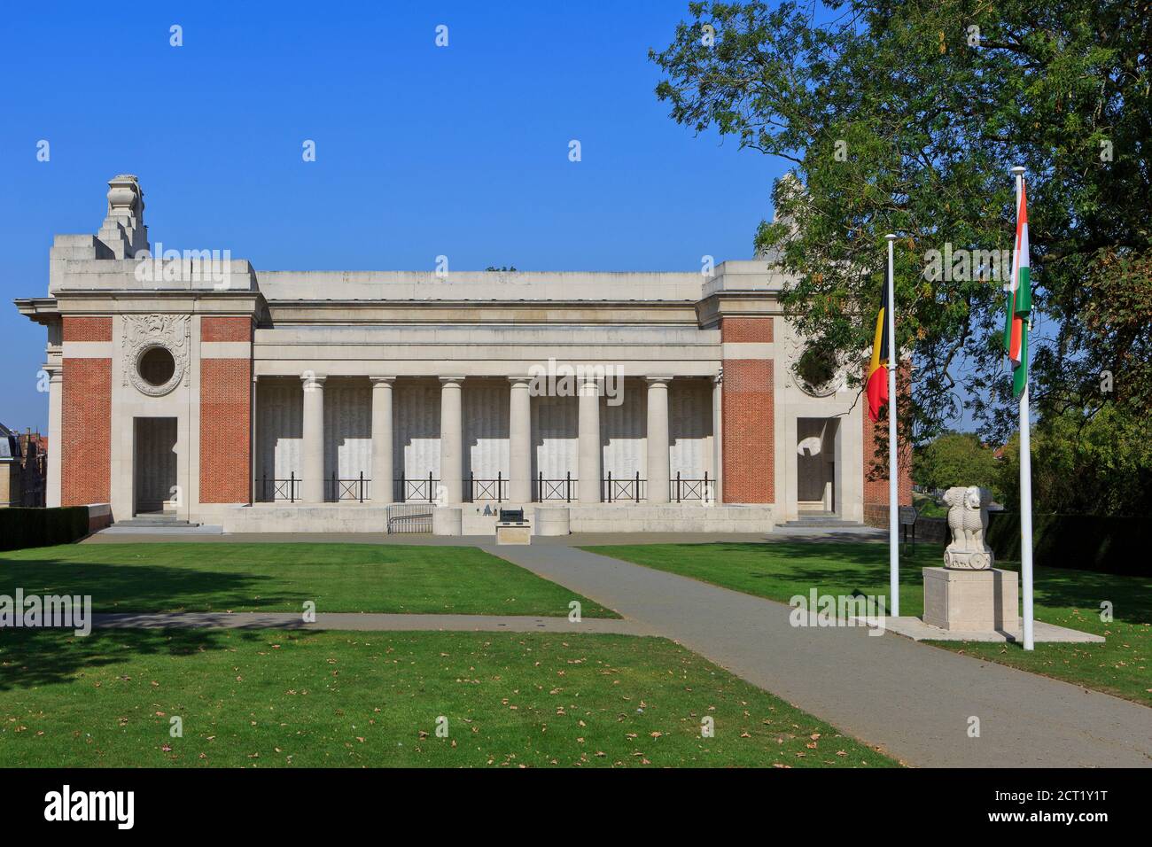 Denkmal für die indischen Streitkräfte, die während des Ersten Weltkriegs vor dem Menin-Tor in Ypern, Belgien, kämpften Stockfoto