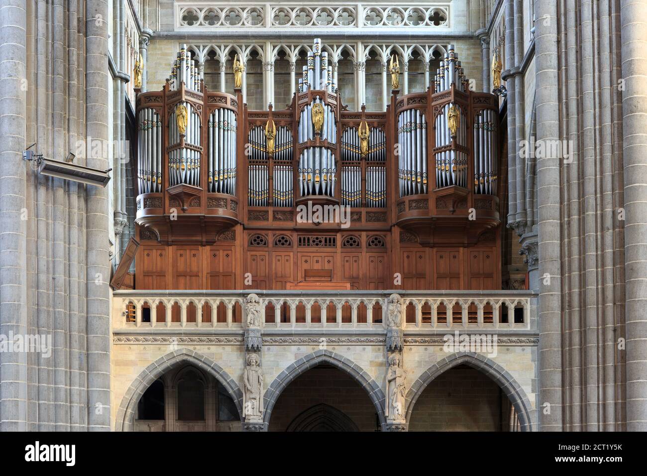 Orgel der gotischen St.-Martin-Kathedrale aus dem 14. Jahrhundert in Ypern, Belgien Stockfoto