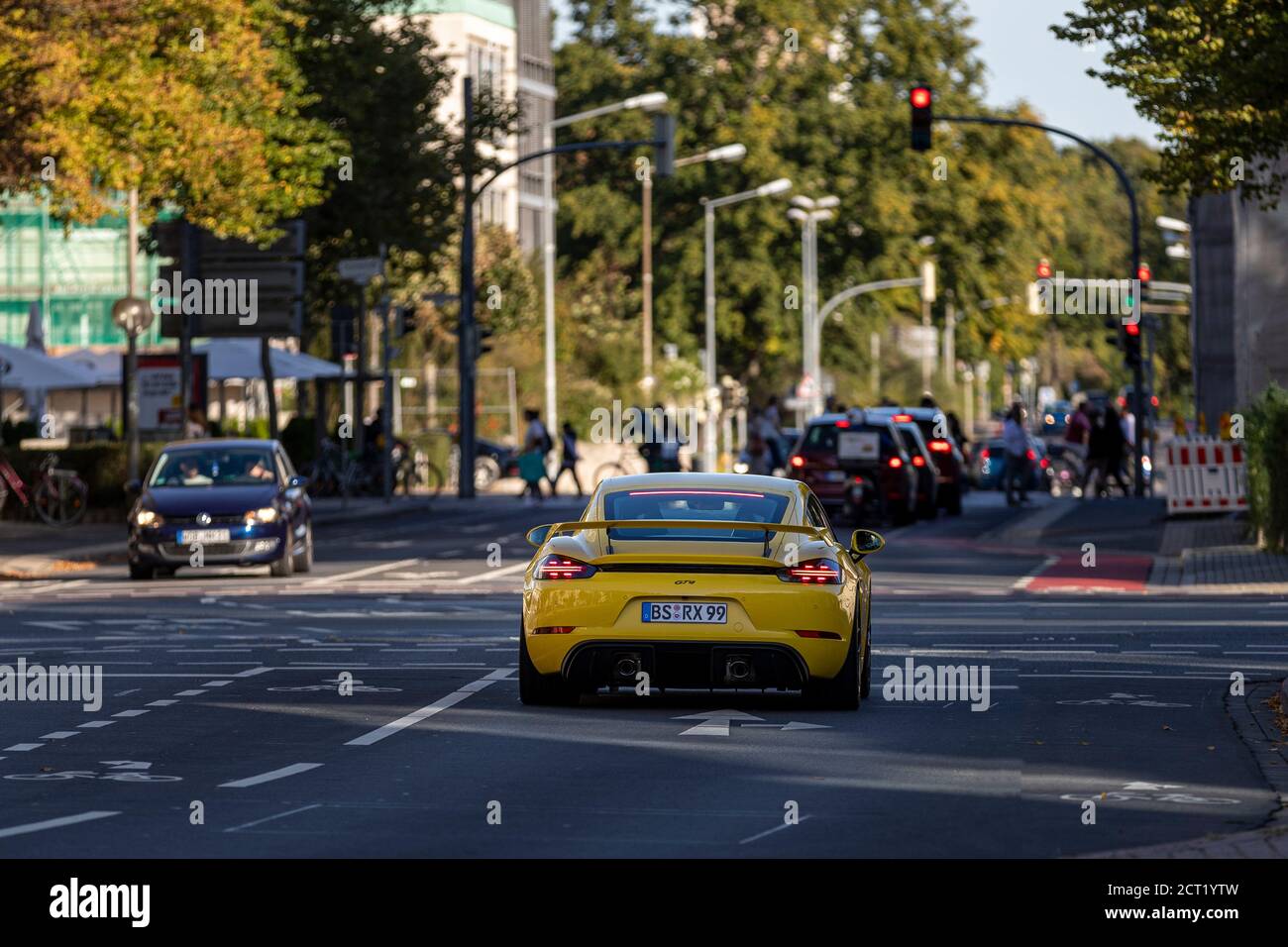 Deutschland ist ein versprochenes Land der schnellen Autos, aber ein hellgelber Porsche dreht immer noch Köpfe auf Stadtstraßen. Stockfoto