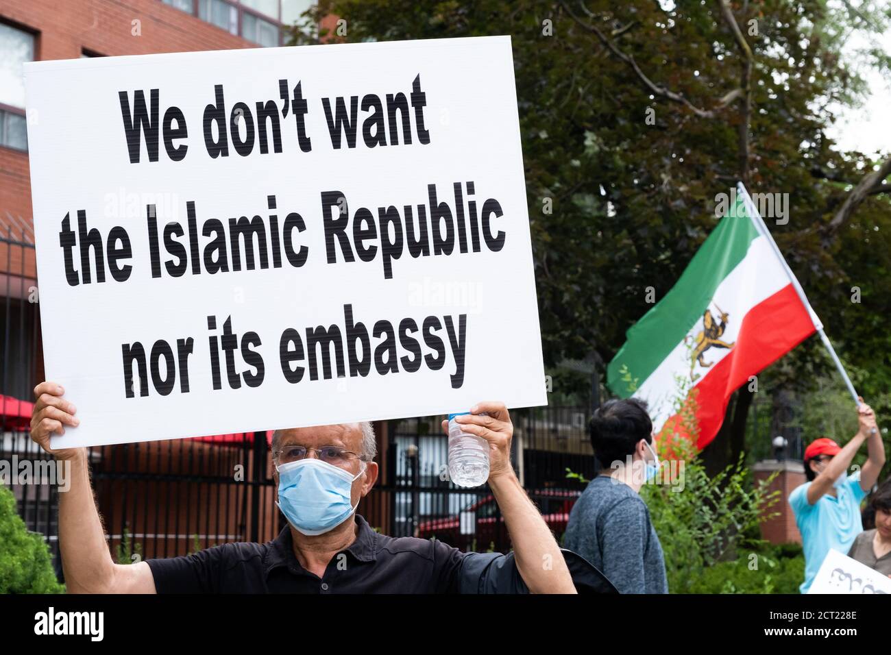 Demonstranten in Toronto, Kanada, prangern das iranische Regime an und sagen, dass sie nicht wollen, dass die Botschaft wieder eröffnet wird, während sie die Vorregimeflagge führen. Stockfoto
