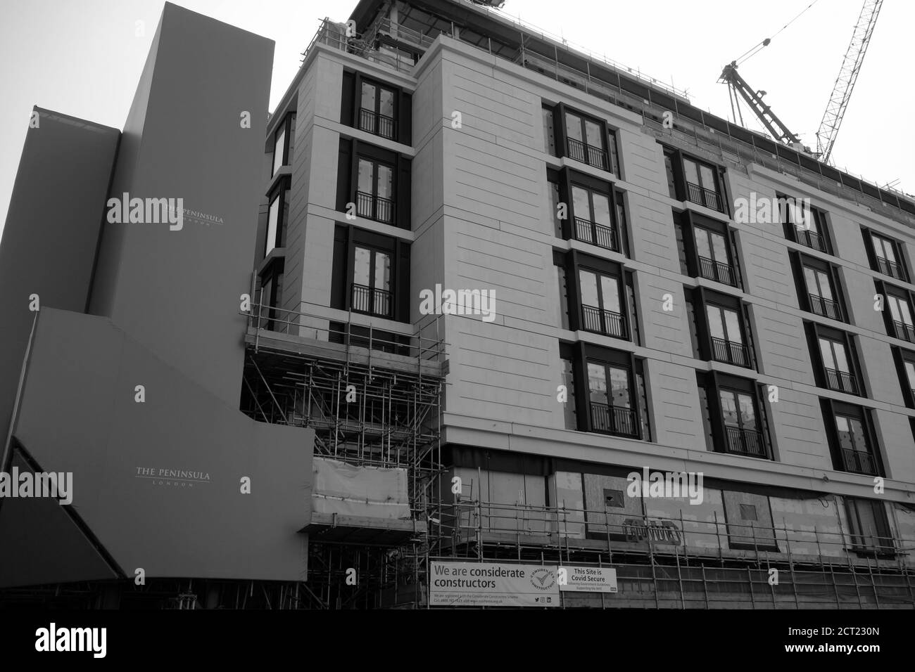 Bauarbeiten am Peninsula Hotel für die Hong Kong und Shanghai Hotels Group, Grosvenor Place, London, England, Großbritannien, sind im Gange. Stockfoto