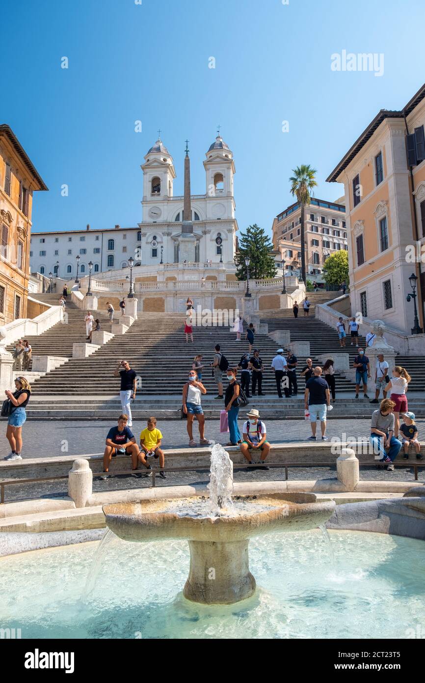 Rom September 2020, die Spanische Treppe in Rom, Italien. Der berühmte Ort ist ein großartiges Beispiel für römischen Barockstil mit Menschen mit Mundschutz Stockfoto