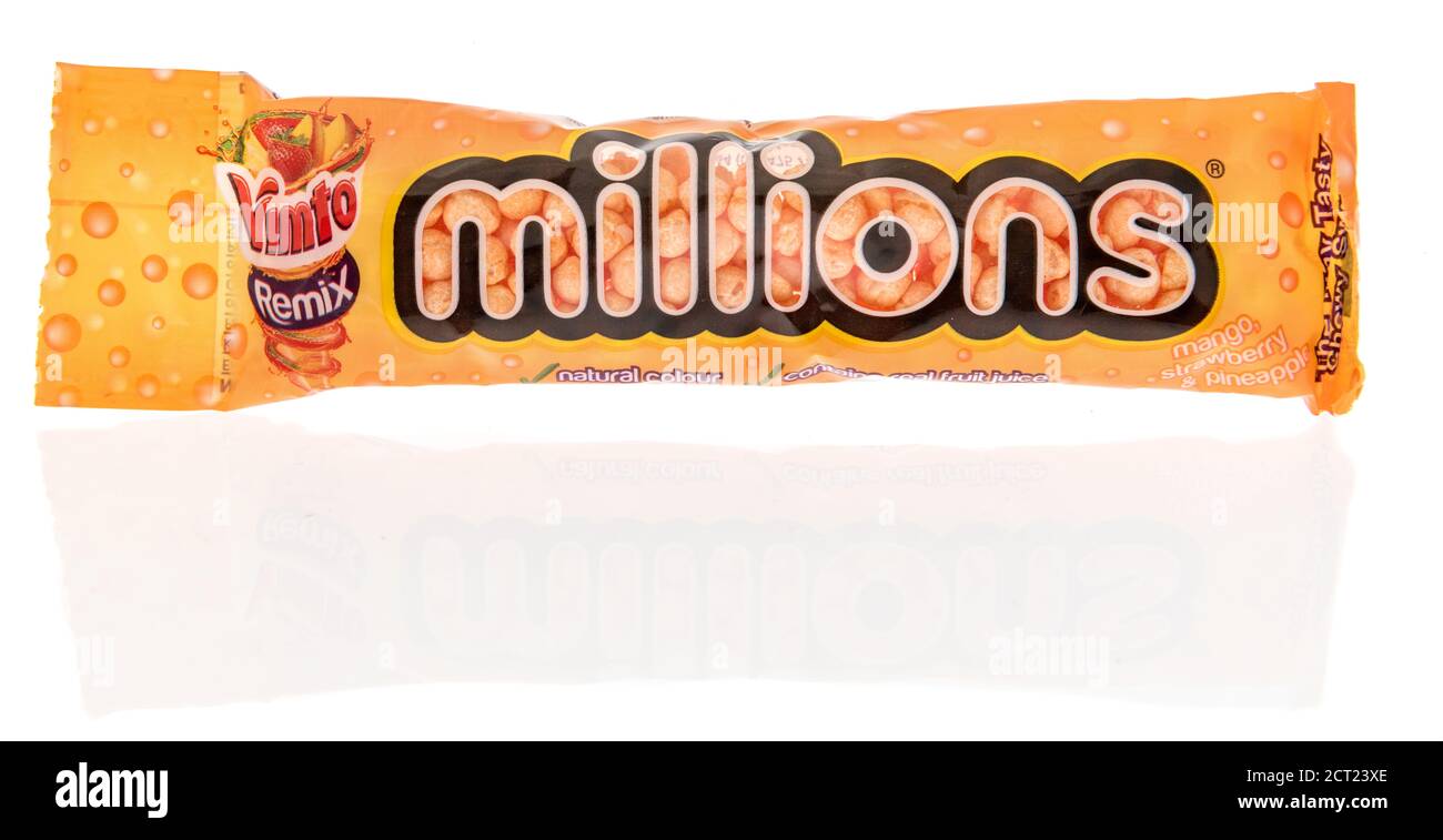 Winneconne , WI - 19 September 2020: Ein Paket von Vimto Remix Millionen Süßigkeiten auf einem isolierten Hintergrund. Stockfoto