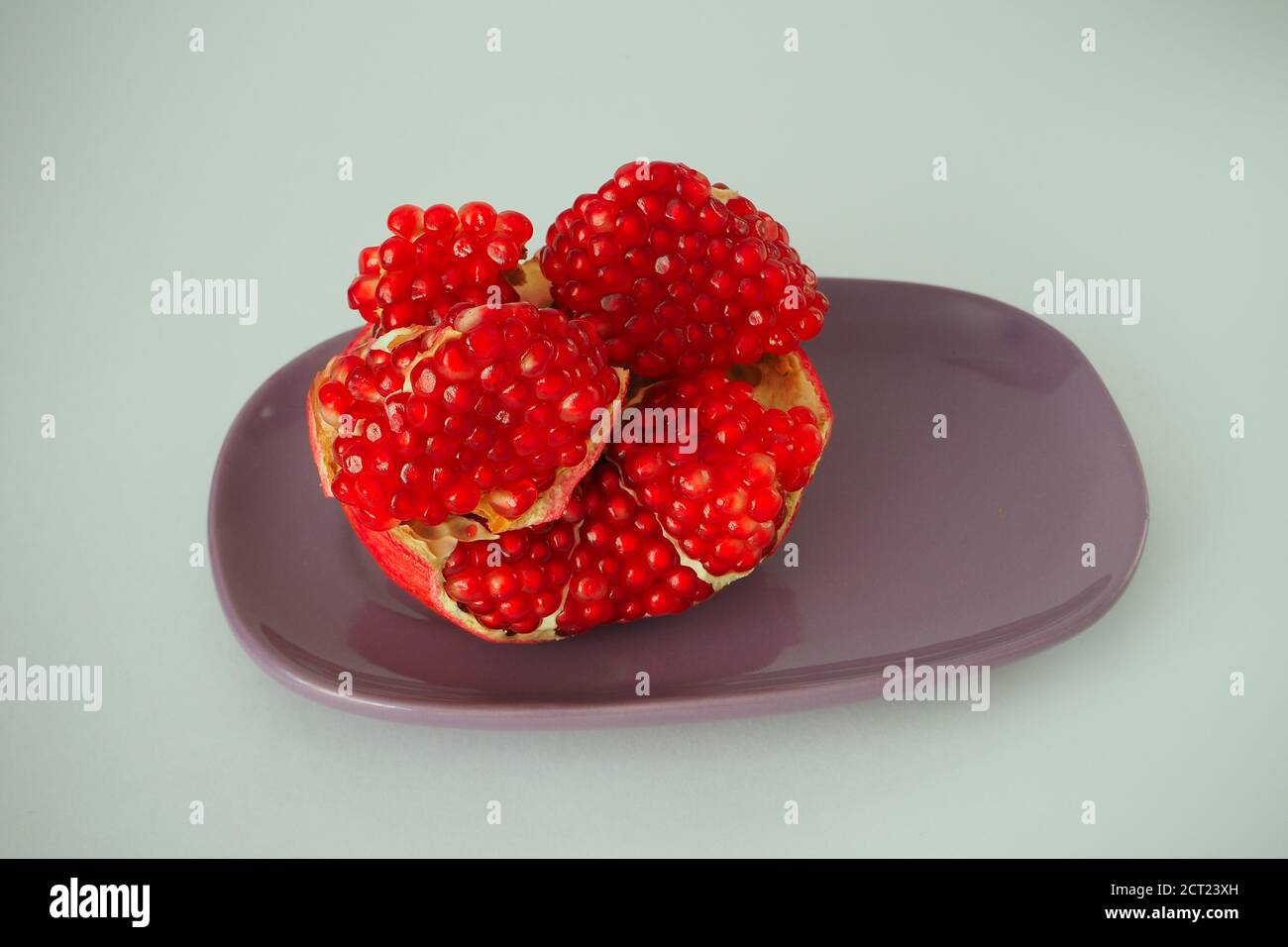 Reifer Granatapfel. Schneiden Sie die Früchte mit roten Körnern. Stockfoto