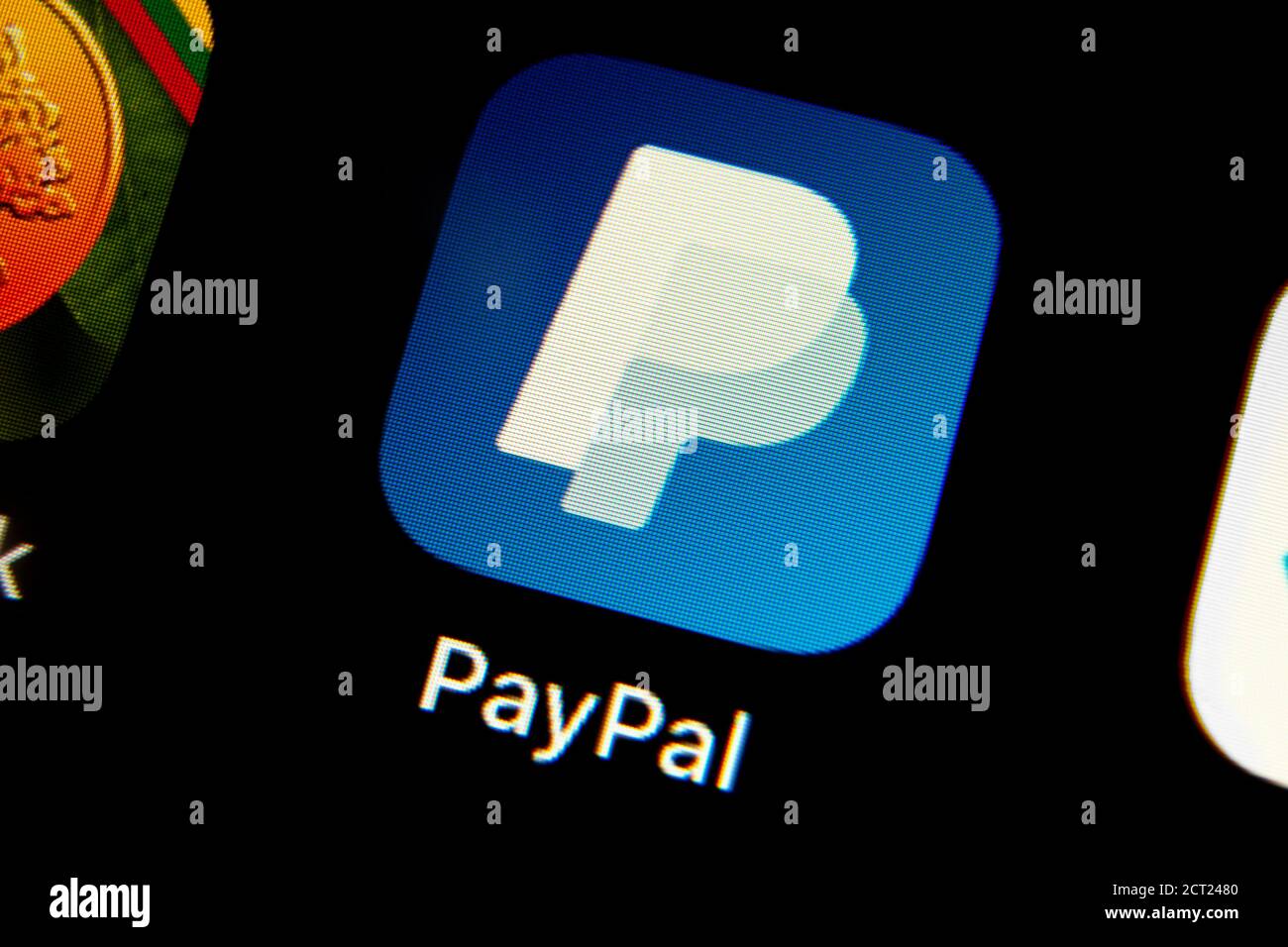 PayPal App-Logo auf dem iPhone-Bildschirm. Handy mit einer Ikone eines größten Online-Zahlungsunternehmens auf einem Markt. Online-Banking-Unternehmen von Elon Musk. Stockfoto