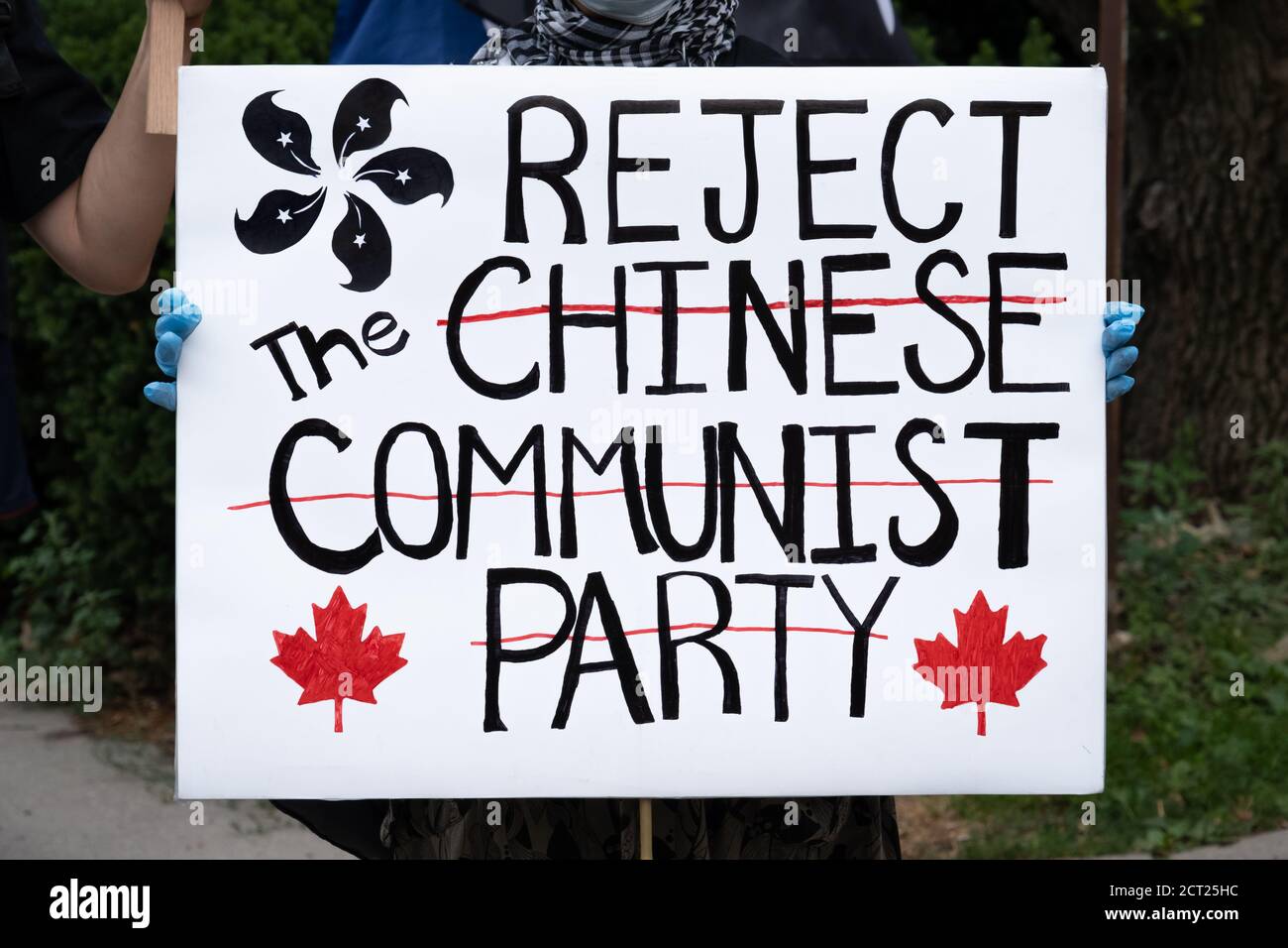Ein Protestler aus Hong King prangert bei einem Protest vor dem chinesischen Konsulat in Toronto, Kanada, die Kommunistische Partei Chinas an. Stockfoto
