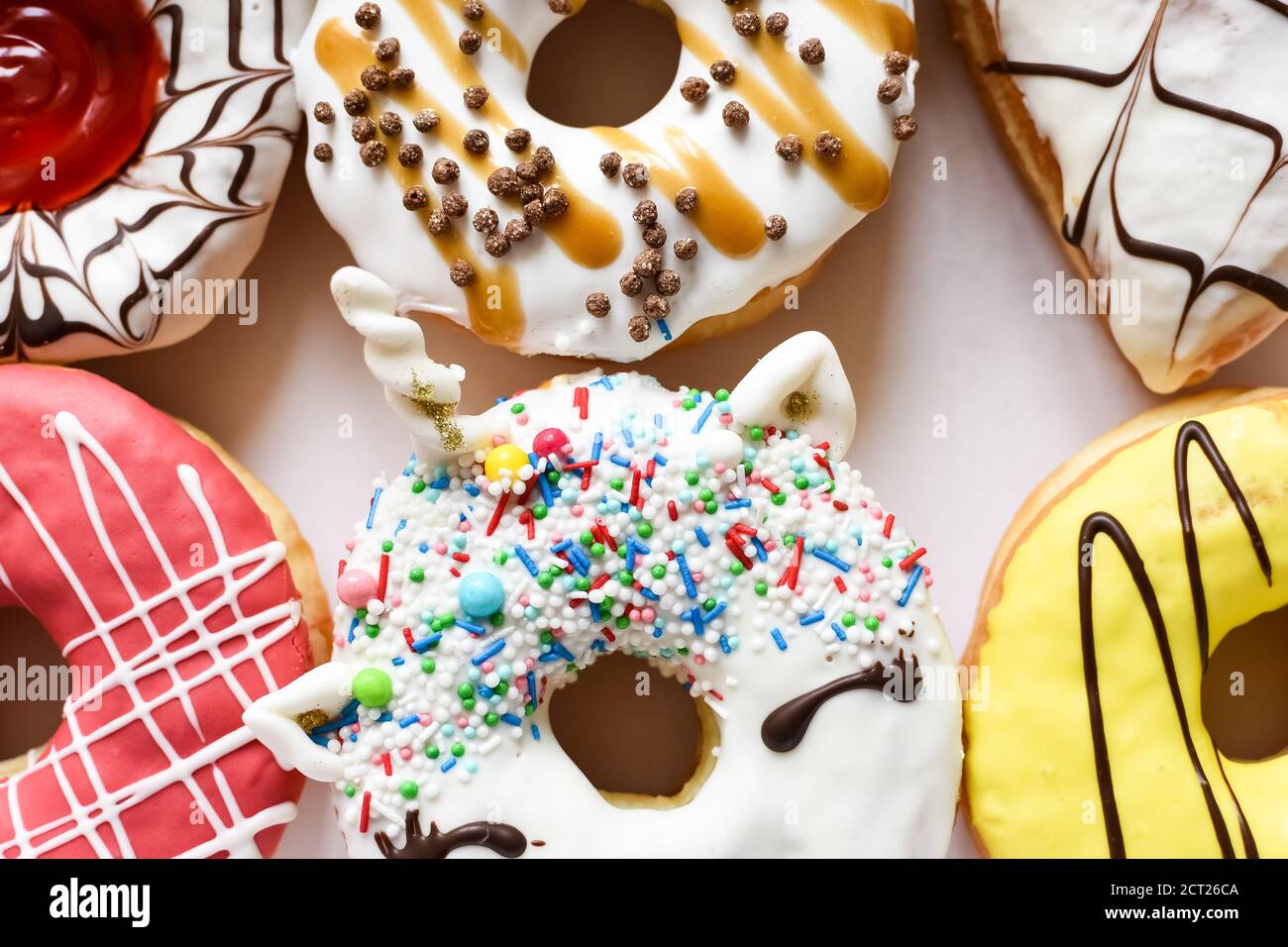 Sortiment von Dekorierten Donuts mit Glasur. Donut. Top View oder flach. Stockfoto