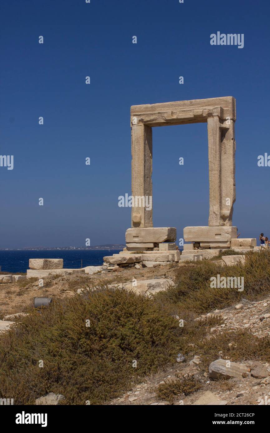 NAXOS, GRIECHENLAND - AUGUST 16 2018: Tagesansicht des Portara Marmortors in Naxos Stockfoto