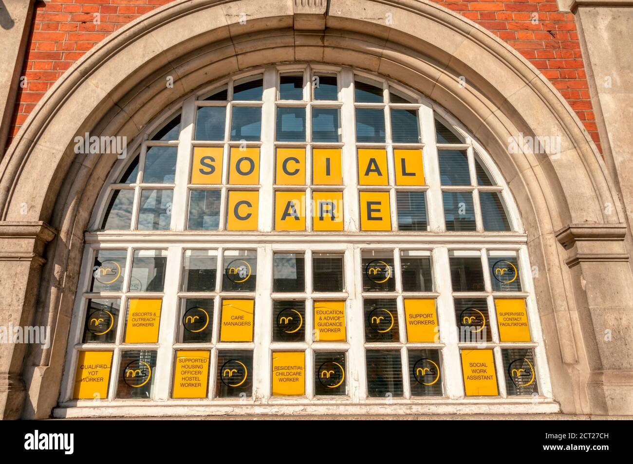 Social Care-Jobs, die in einem Fenster angezeigt werden. Stockfoto