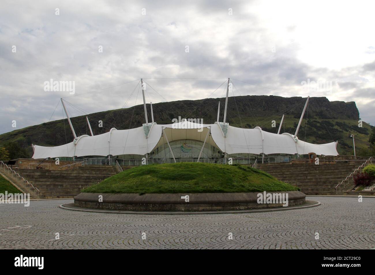Unsere dynamische Erde und Salisbury Crags Stockfoto