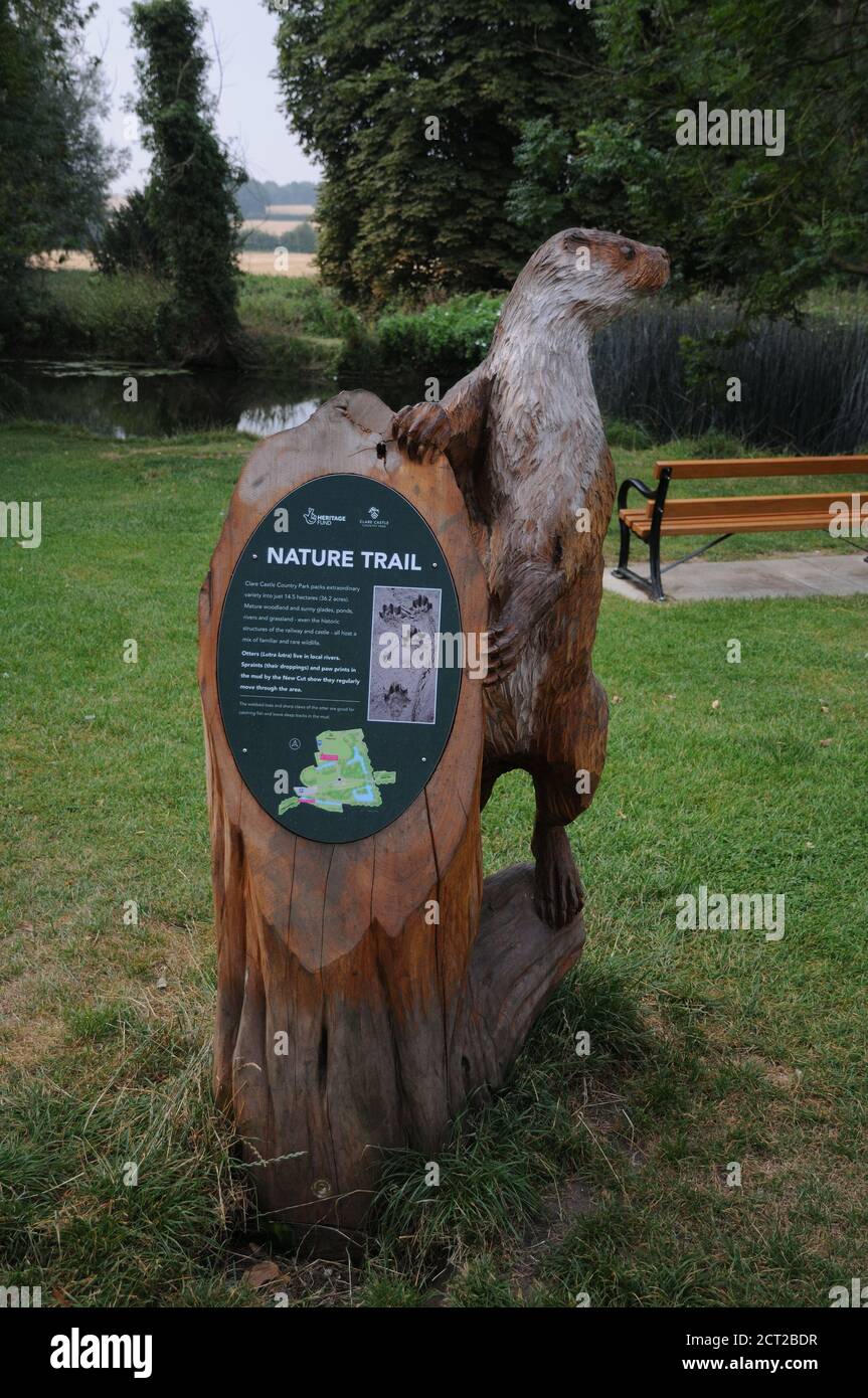 Carving auf dem Naturlehrpfad im Clare Castle Country Park, Clare, Suffolk Stockfoto