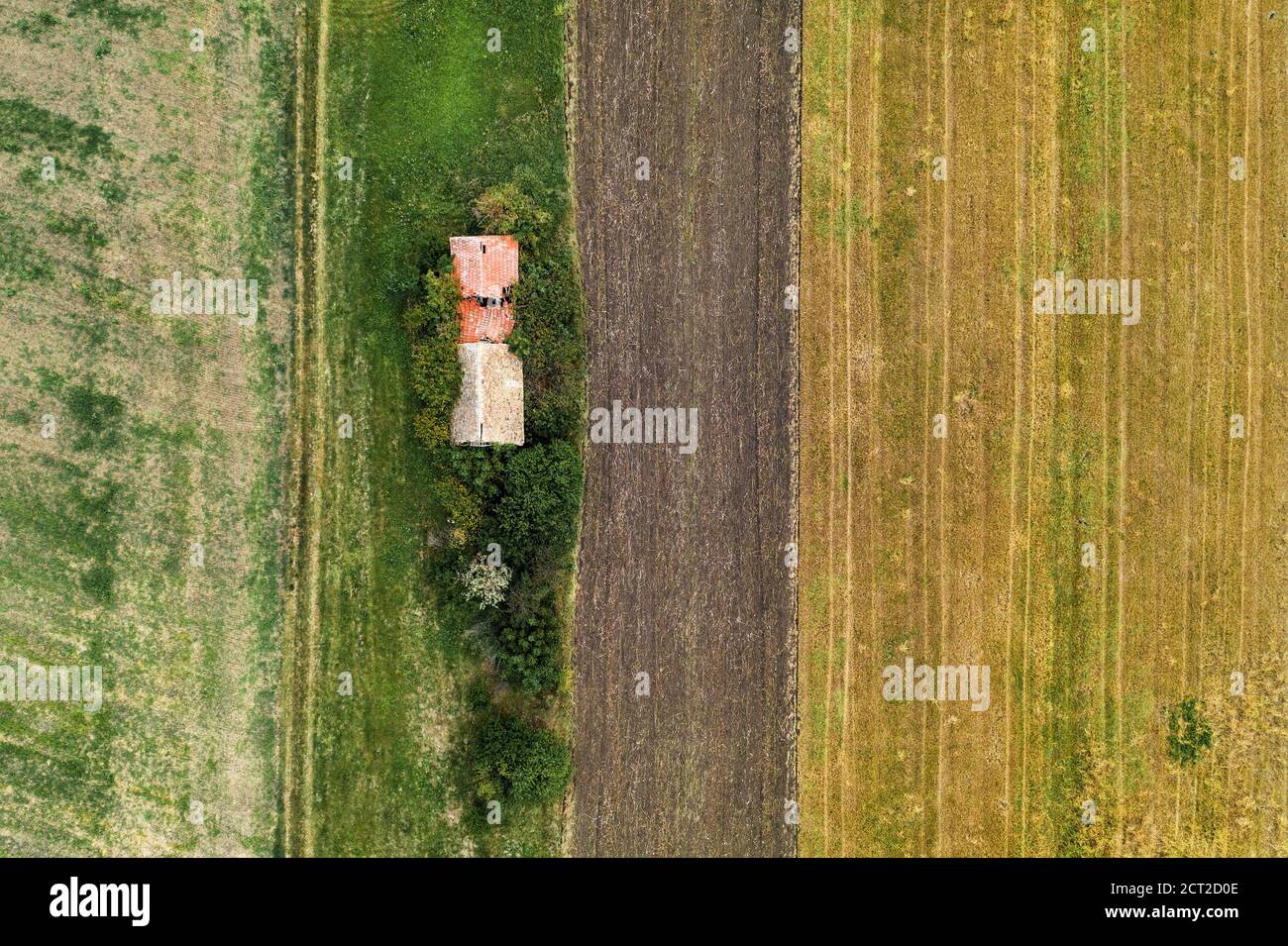 Luftaufnahme von verlassenen Bauernhaus im Feld aus Drohne pov Stockfoto