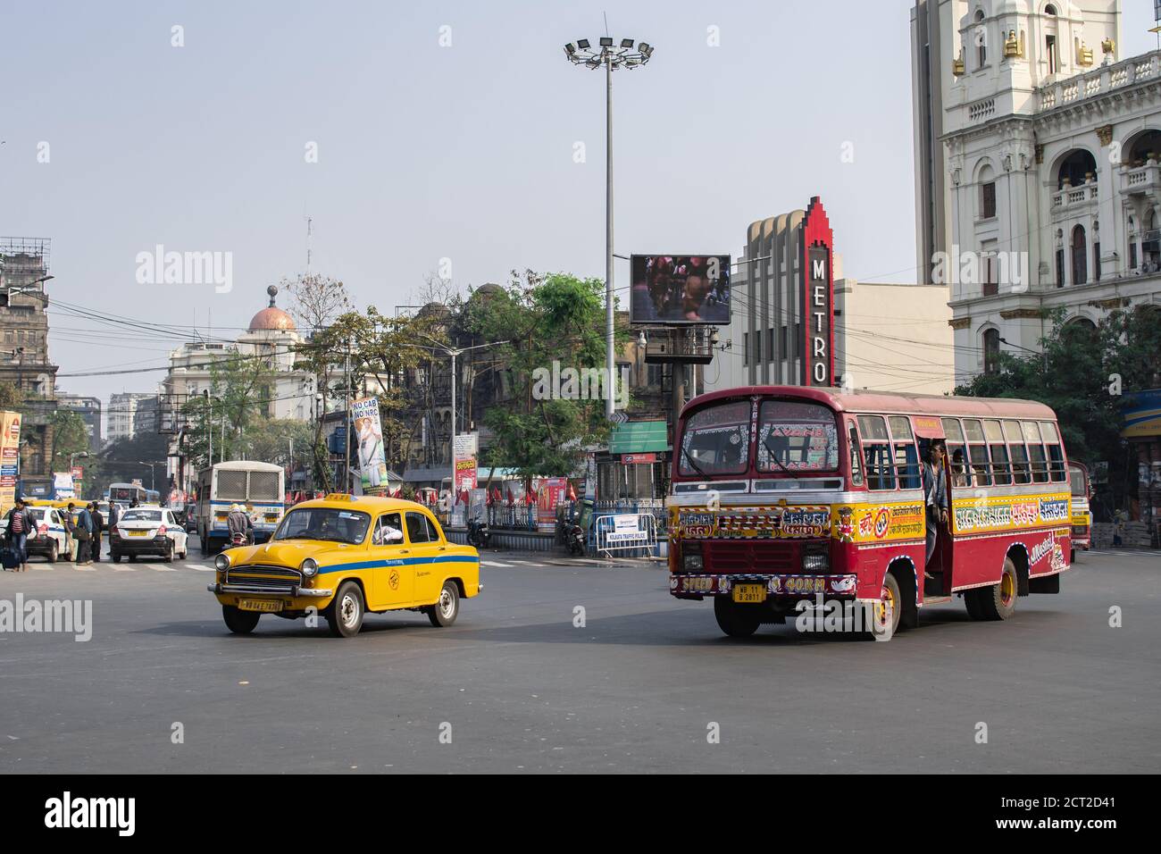 Kolkata, Indien - 1. Februar 2020: Unbekannte Menschen gehen an einer Kreuzung auf der Straßenseite, während Busse und Autos im Verkehr vorbeifahren Stockfoto