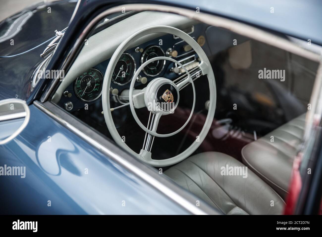 Blick durch das Fahrerfenster eines Porsche 356 an Der Bicester Heritage Sunday Scramble Stockfoto