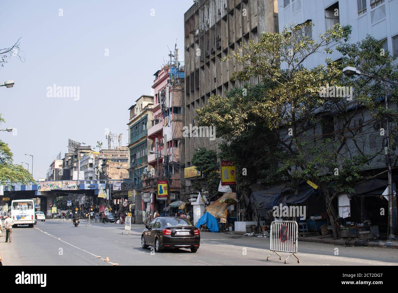 Kolkata, Indien - 1. Februar 2020: Unbekannte Menschen wandern am 1. Februar 2020 in Kolkata, Indien, neben dem Verkehr in der Nähe von Maa Flyover Stockfoto