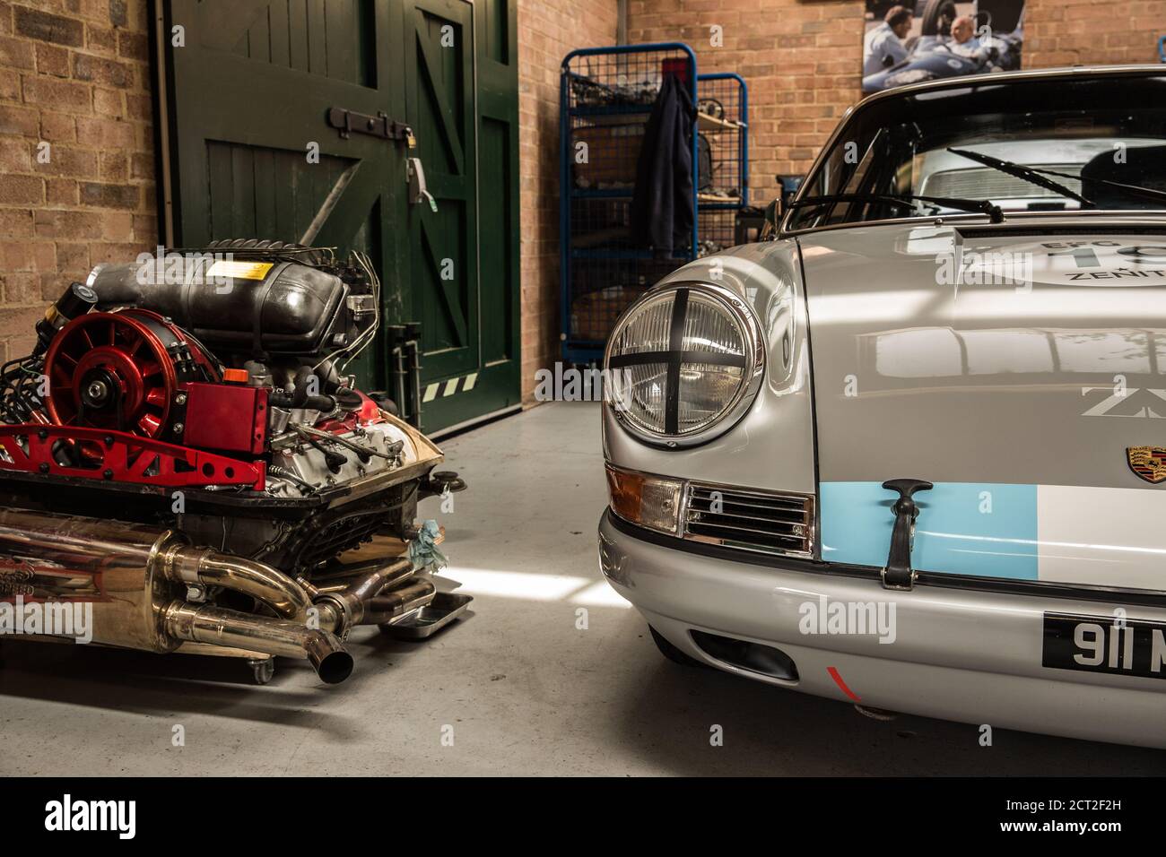 Ein Porsche 911 2.0L Classic Rennwagen parkte neben einem flachen  6-Boxer-Motor beim Bicester Heritage Sunday Scramble Stockfotografie - Alamy