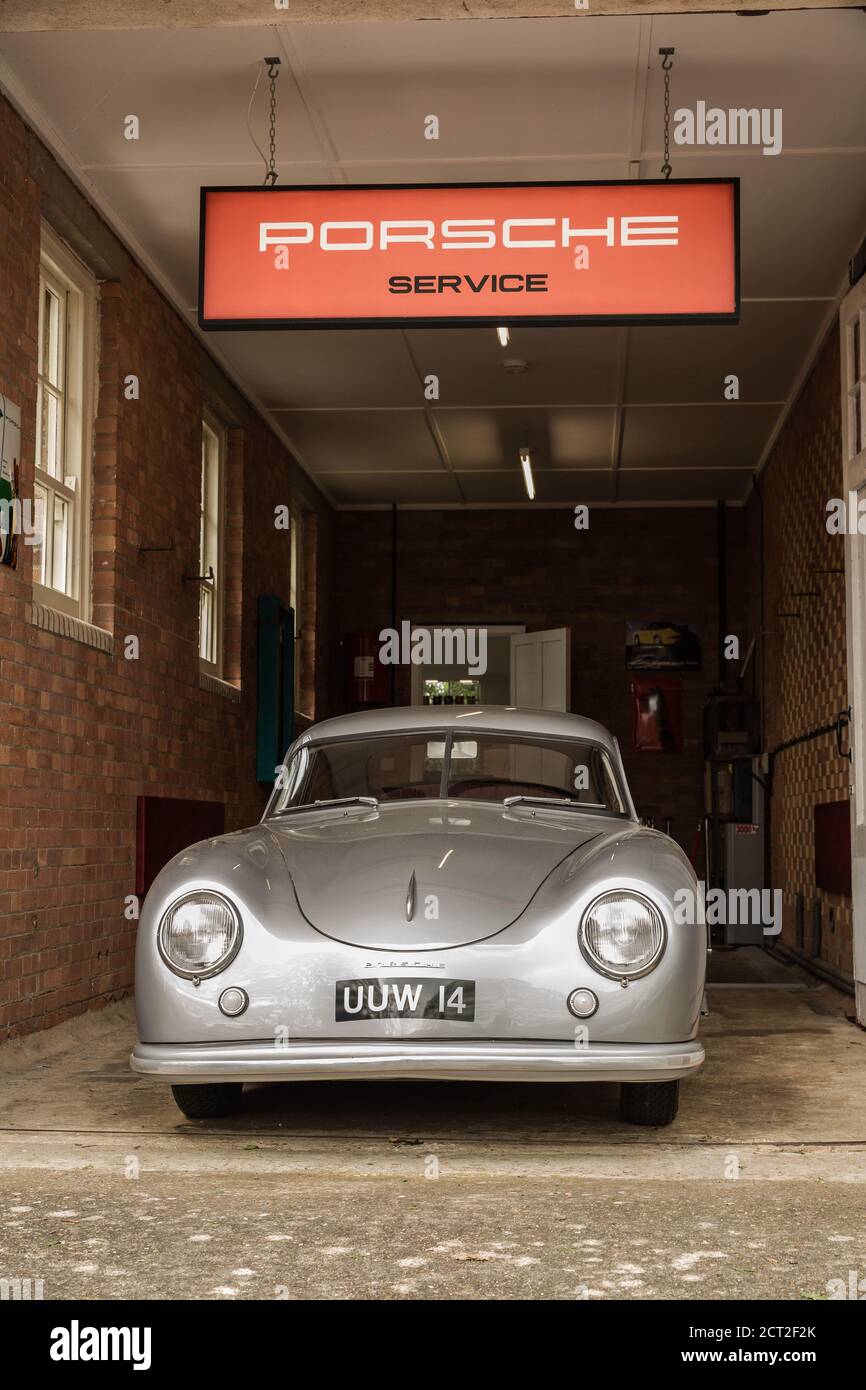 Ein Porsche 356 parkte in einer Service-Garage am Bicester Heritage Sunday Scramble Stockfoto