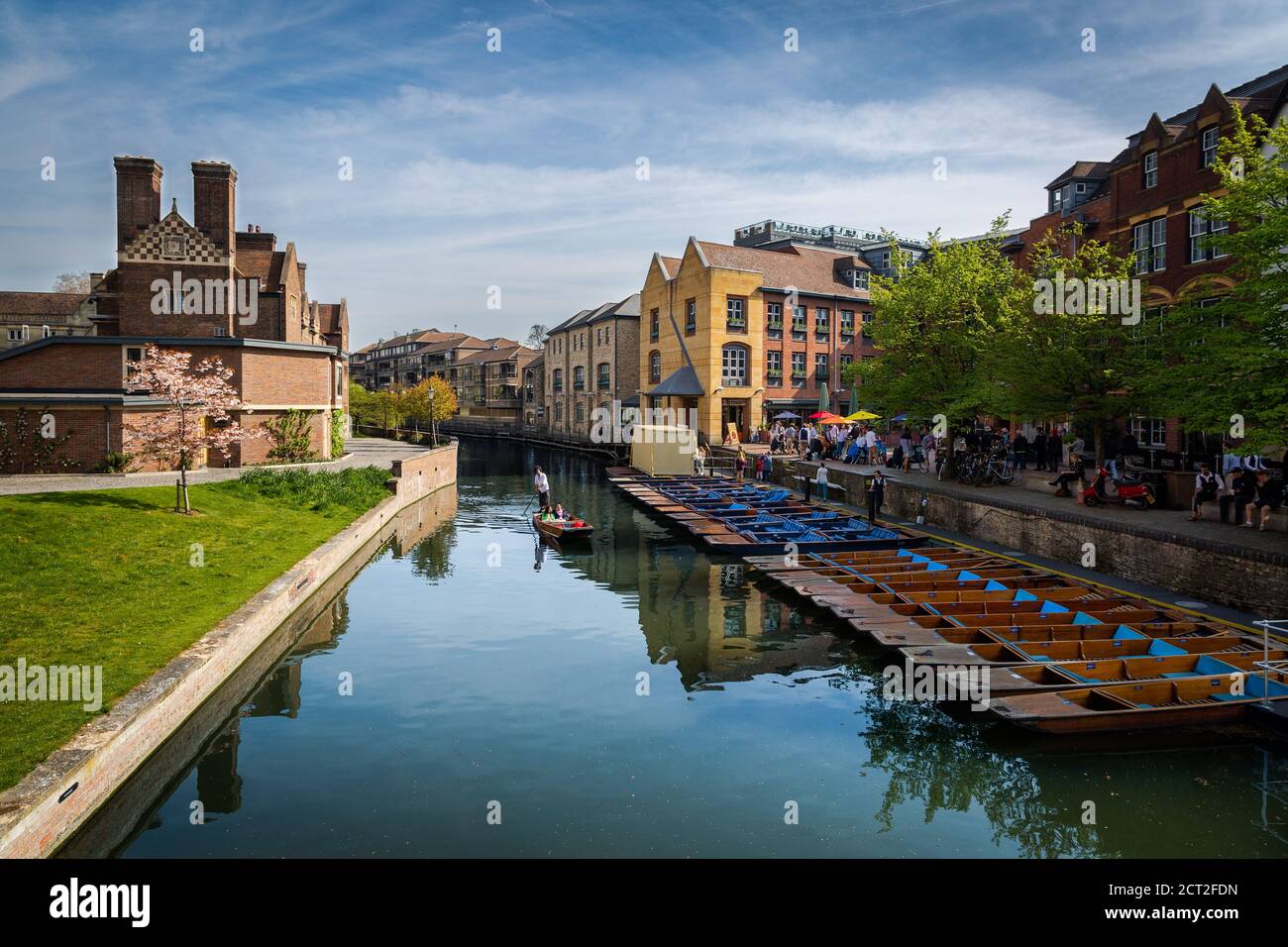 Ein Blick entlang des Flusses Camb auf magdalene Brücke Cambridge UK, mit Schlägen auf dem Fluss. Stockfoto