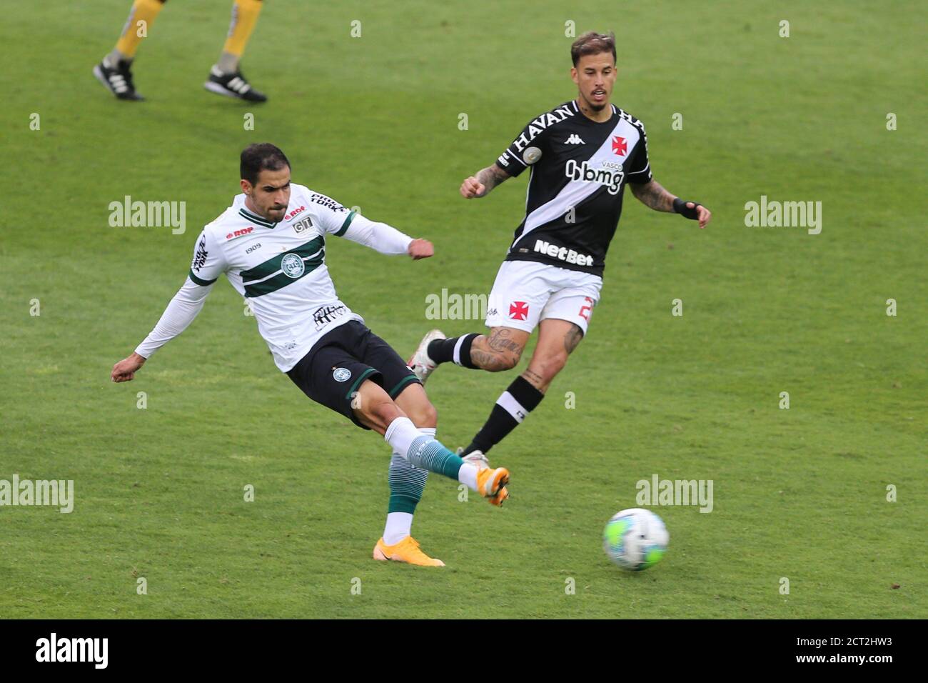 Curitiba, Paran'', Brasilien. September 2020. PR - BRASILEIRAO/CORITIBA X VASCO - ESPORTES - Thiago Lopes do Coritiba em lance com Marcos Junior do Vasco durante partida do Campeonato Brasileiro 2020 no Estadio Couto Pereira, em Curitiba, neste domingo (20). Foto: Geraldo Bubniak/AGB Credit: Geraldo Bubniak/ZUMA Wire/Alamy Live News Stockfoto