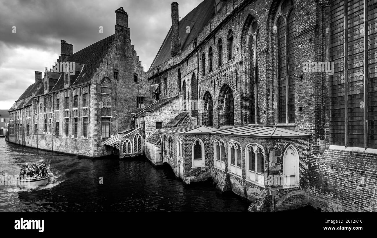 Schwarz-Weiß-Foto des historischen St. John's Hospital aus dem 12. Jahrhundert in der mittelalterlichen Stadt Brügge, Belgien Stockfoto