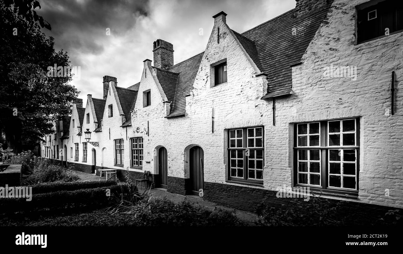 Schwarz-Weiß-Foto der 'Fürstlichen Beginenlage zehn Wijngaarde' Mit seinen weißen Hausfronten und ruhigen Klostergarten gegründet Im Jahr 1245 Stockfoto