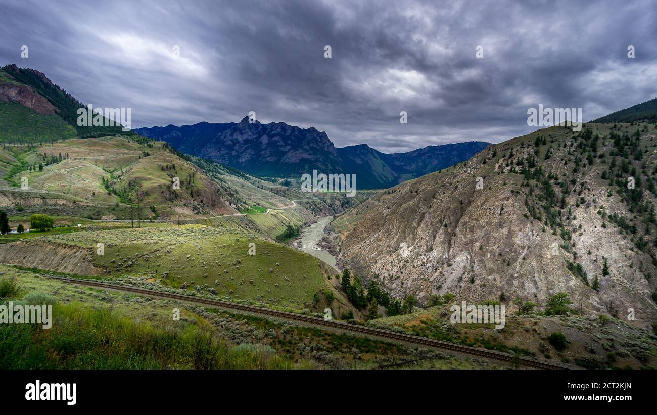 Schlechtes Wetter über dem Fraser Canyon und Highway 99 in der Nähe von Lillooet in British Columbia, Kanada Stockfoto