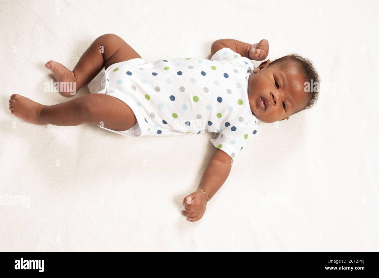 Neugeborener Junge 7 Wochen alt auf dem Rücken voller Länge Alert Hand fisted Reflex Tonic Hals Stockfoto