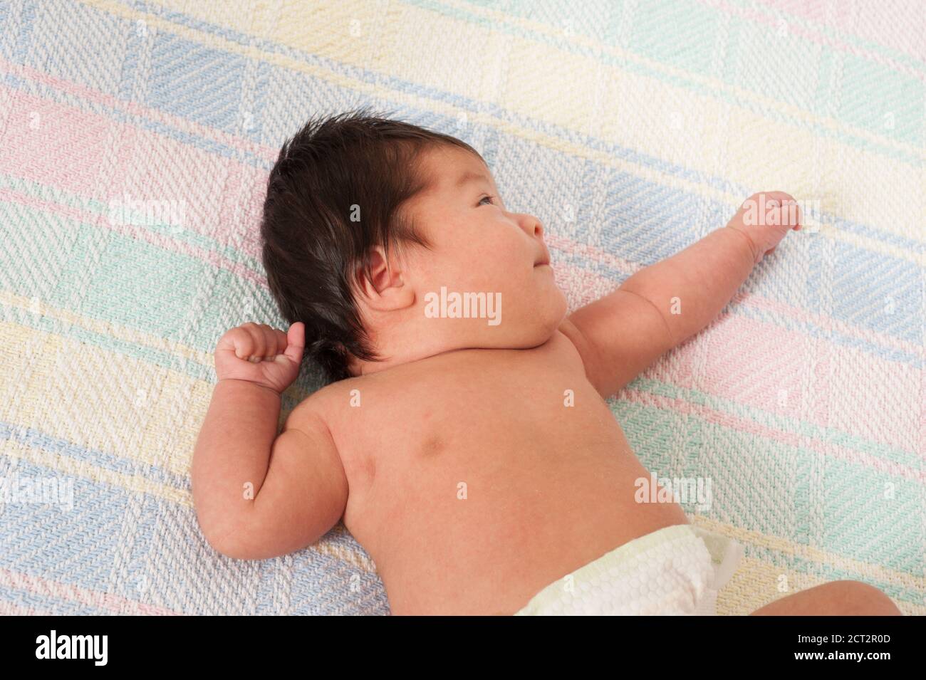 7 Wochen altes neugeborenes Baby Mädchen Nahaufnahme liegend auf dem Rücken Neugeborene Reflex Tonic Hals oder Fechten Reflex, in Windel Stockfoto
