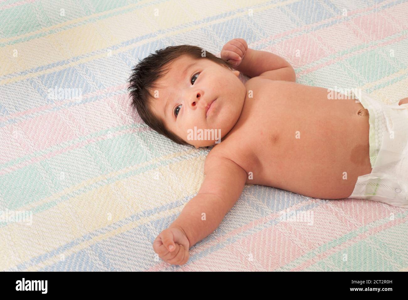 7 Wochen altes neugeborenes Baby Mädchen Nahaufnahme liegend auf dem Rücken Neugeborene Reflex Tonic Hals oder Fechten Reflex, in Windel Stockfoto