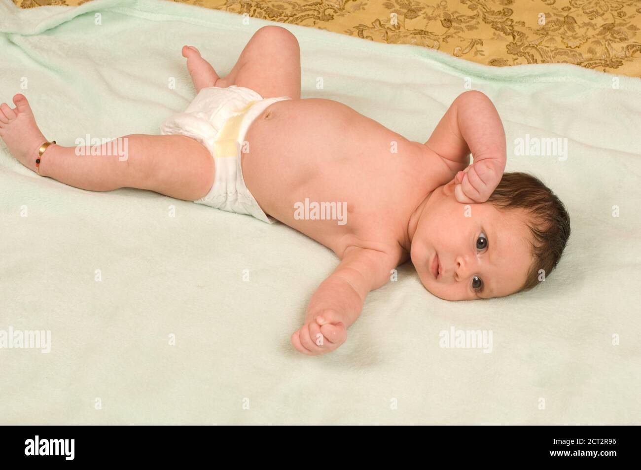 Ein Monat alt neugeborenes Baby Mädchen Reflex Tonic Hals Fechten Reflex auf dem Rücken in voller Länge in Windel Stockfoto