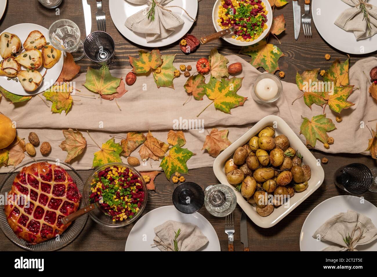 Übersicht der festlichen Tisch serviert für Thanksgiving Tag mit hausgemachten Essen Stockfoto