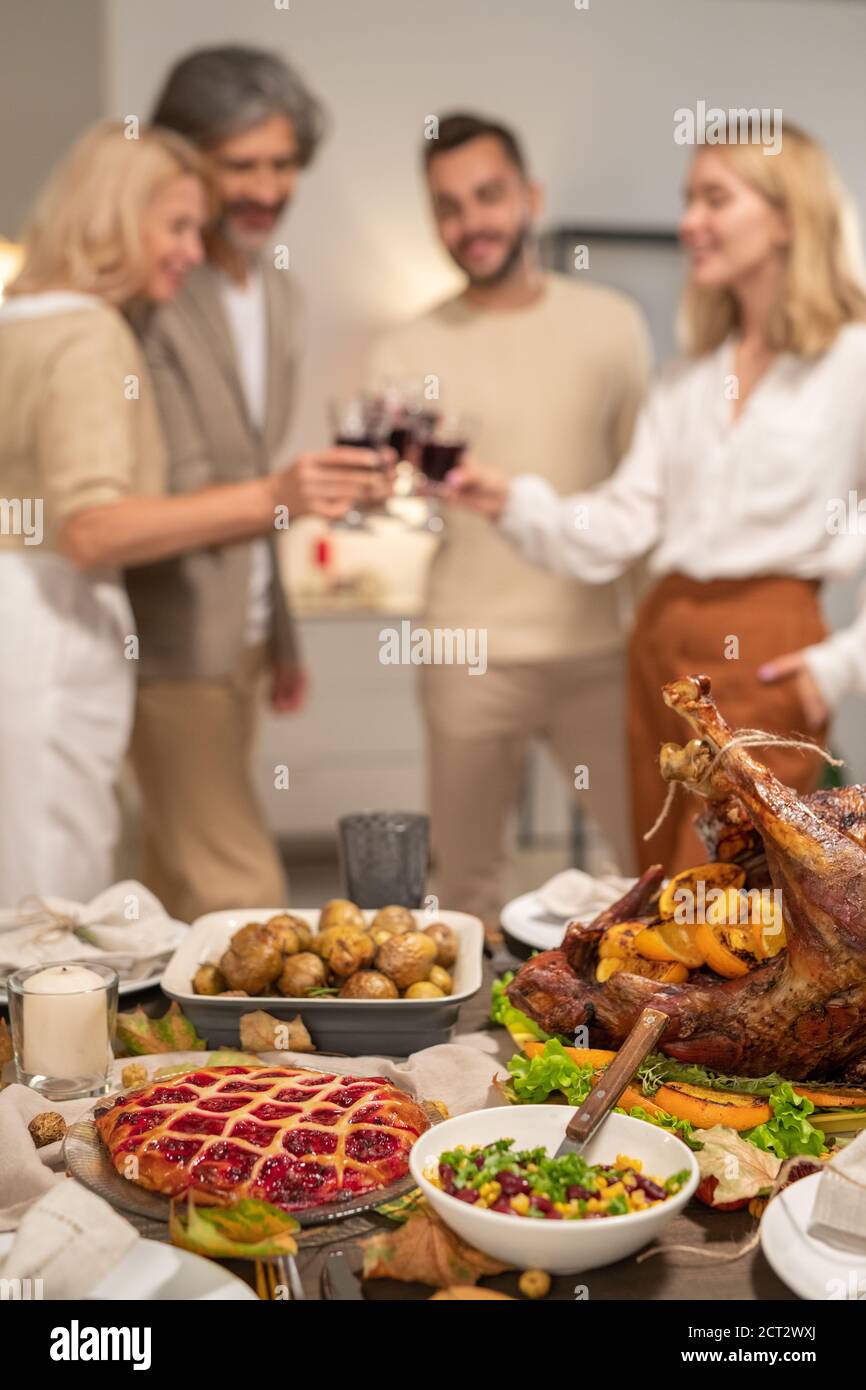 Teil der festlichen Thanksgiving-Tabelle mit appetitlichen hausgemachten Speisen serviert Stockfoto