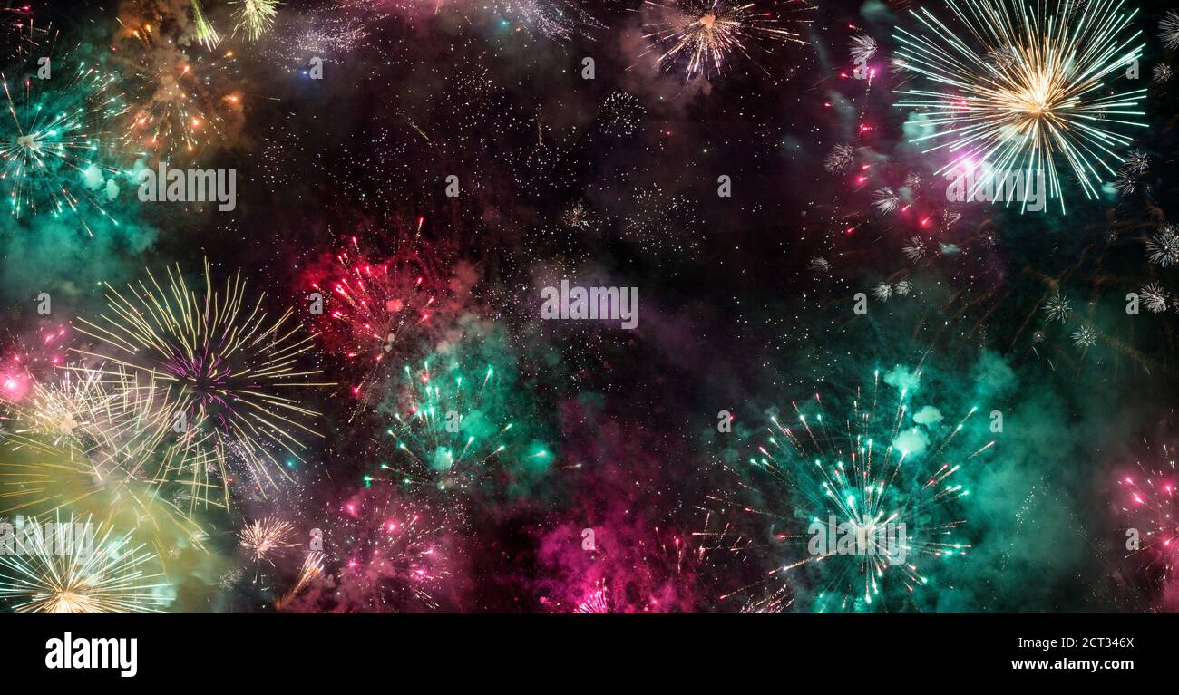Buntes Feuerwerk über dem Nachthimmel Stockfoto