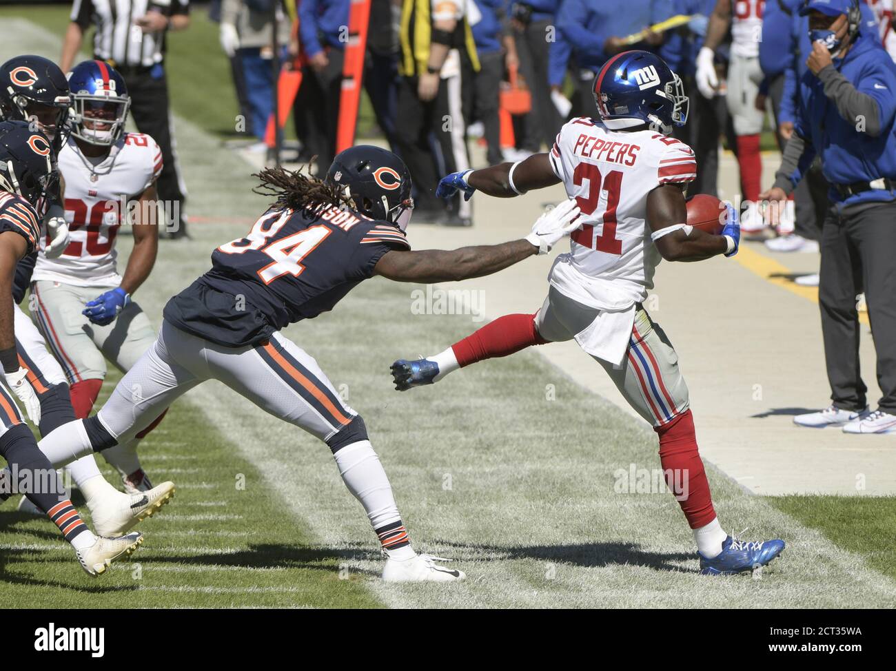 Chicago, Usa. September 2020. Chicago bears wide Receiver Cordarrelle Patterson (84) fährt New York Giants starke Sicherheit Jabrill Peppers (21) bei einem Spiel im Soldier Field in Chicago am Sonntag, 20. September 2020, aus dem Feld. Foto von Mark Black/UPI Kredit: UPI/Alamy Live News Stockfoto