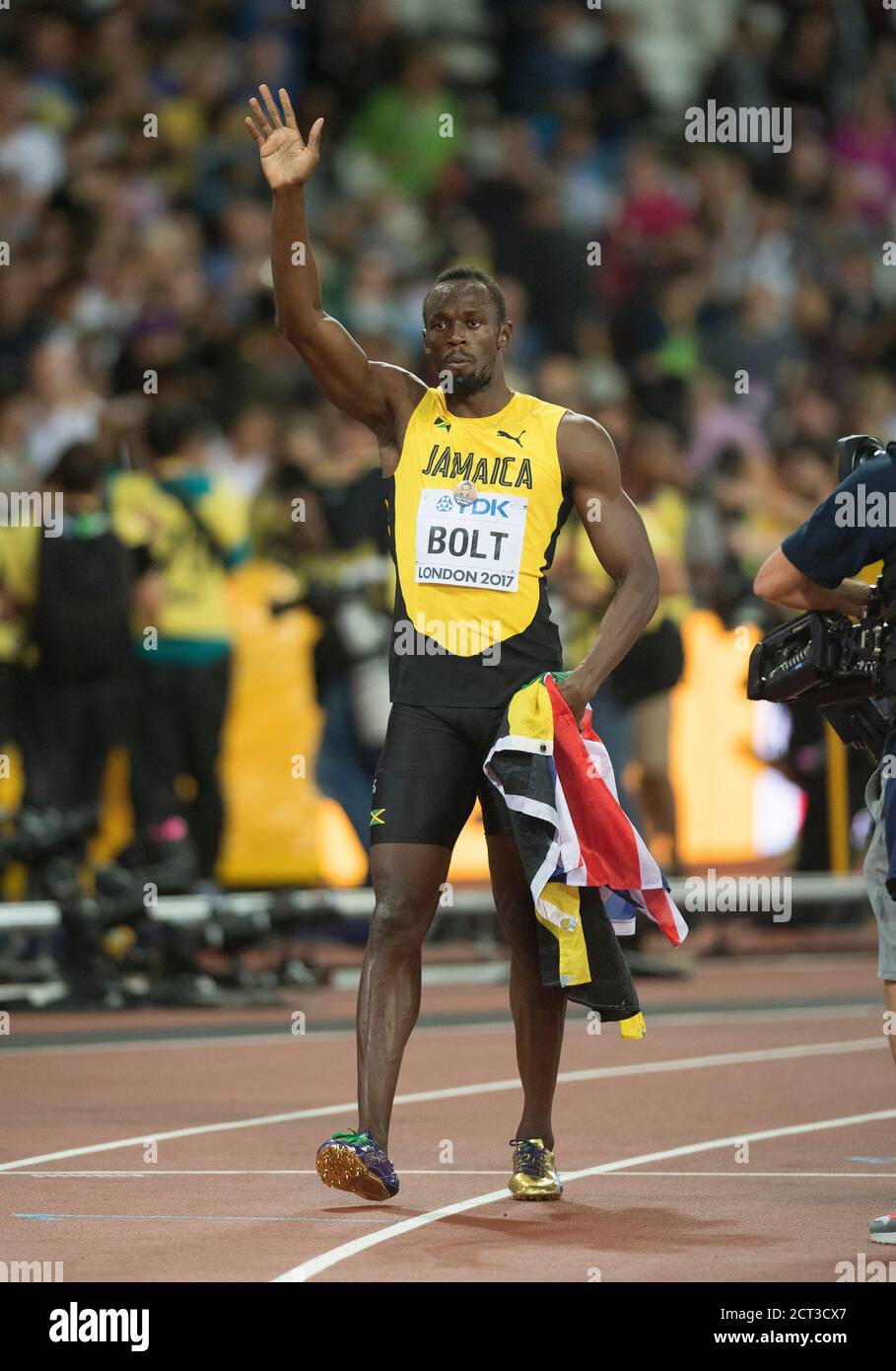 Usain Bolt winkt Abschied nach seinem letzten Rennen und wurde 3. Im Finale der 100 Meter. Leichtathletik-Weltmeisterschaften 2017. Pic: Schmerzen Markieren Stockfoto