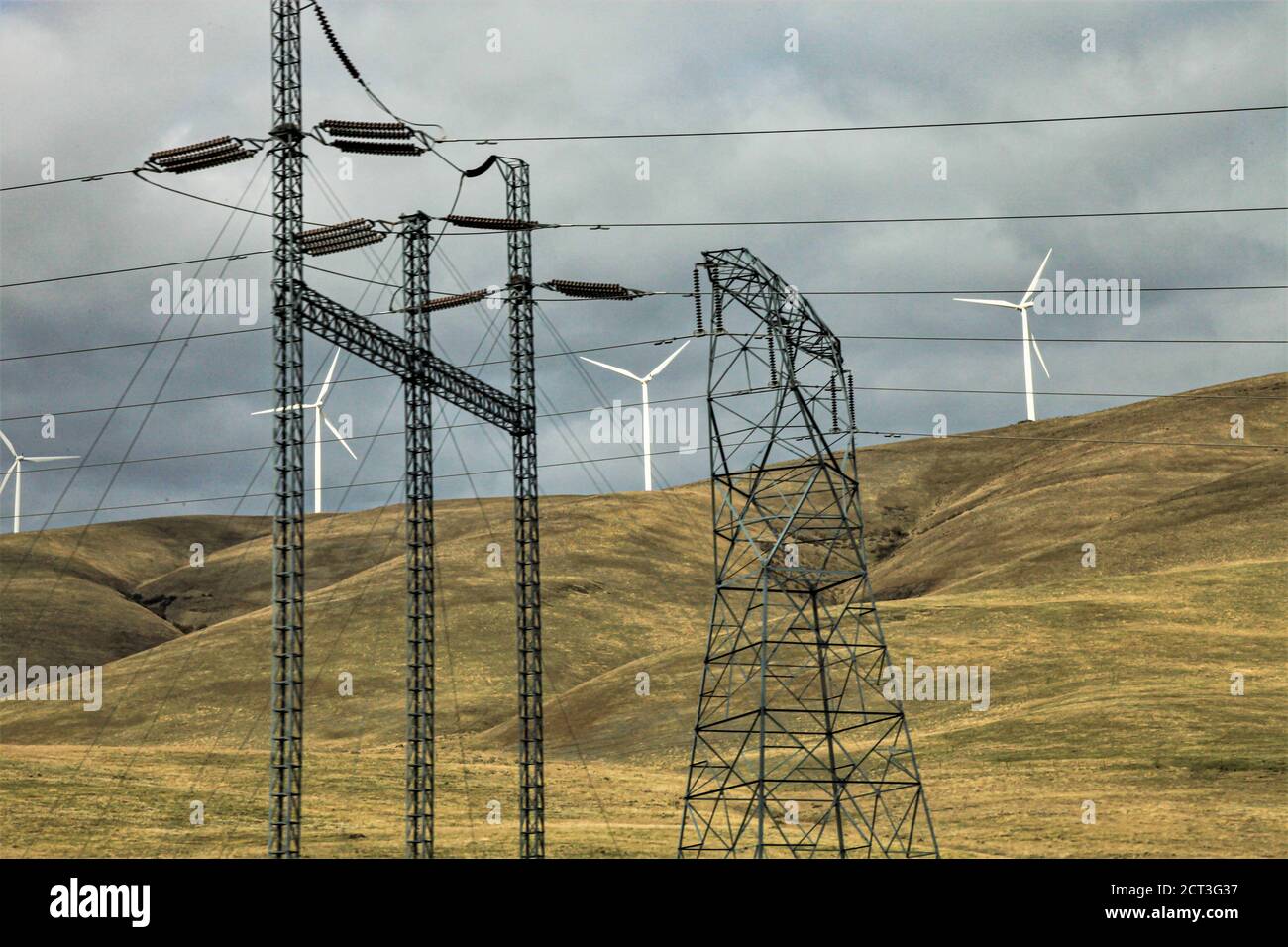 Windkraft erzeugt Strom und bewegt sich vom Palouse Von Südosten Washington zu den Menschen im Nordwesten USA, die es während der Brände brauchen Stockfoto