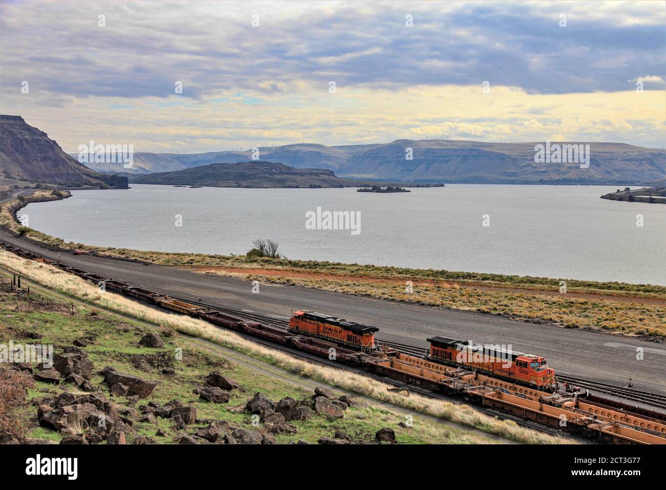 Güterzüge am Ufer des Columbia River oberhalb, östlich von, Hood River auf Sidings, die Transport Farm etc Produkte zum Hafen für den Export nach Asien Stockfoto